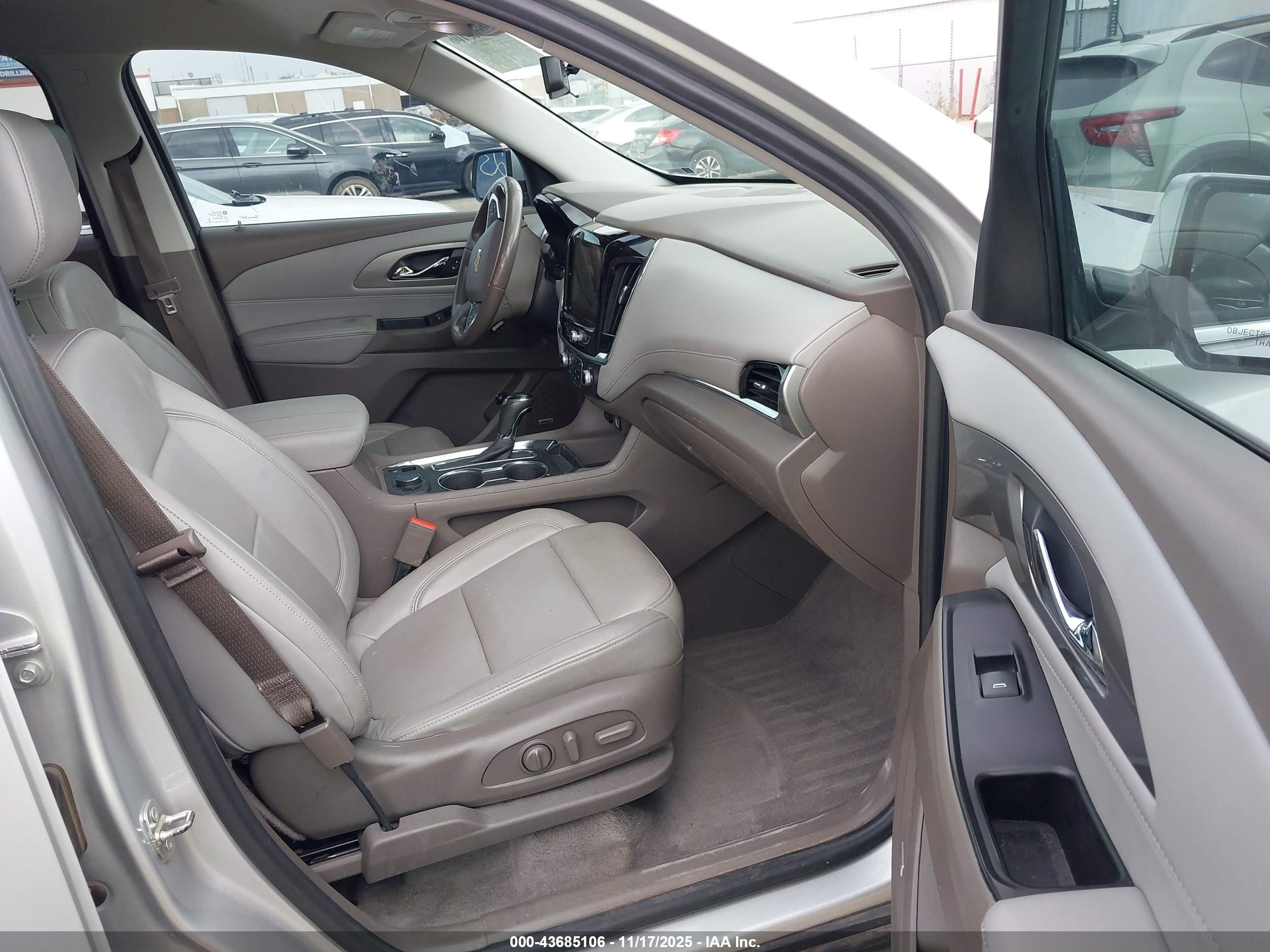 CHEVROLET TRAVERSE image 5