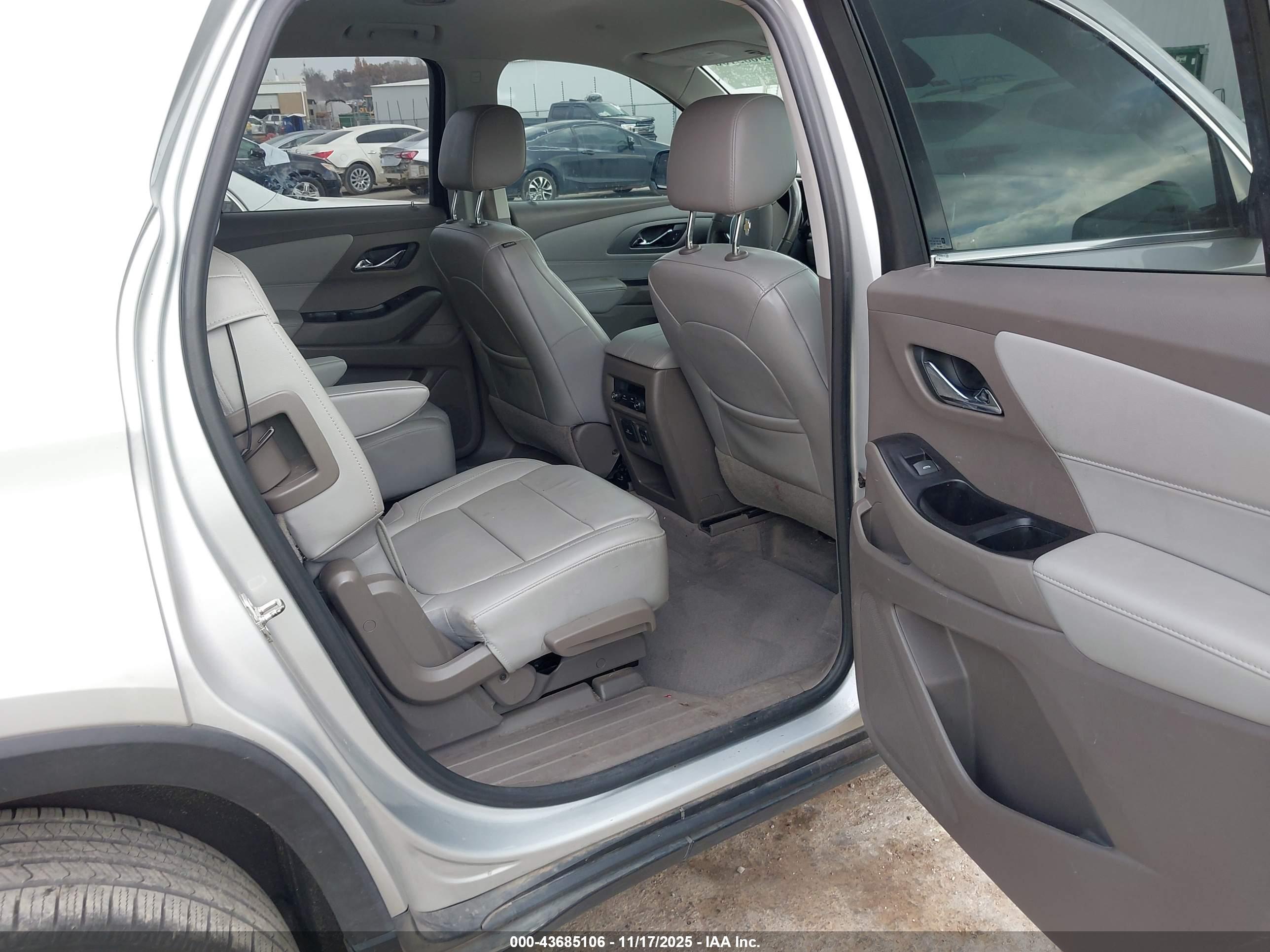 CHEVROLET TRAVERSE image 8