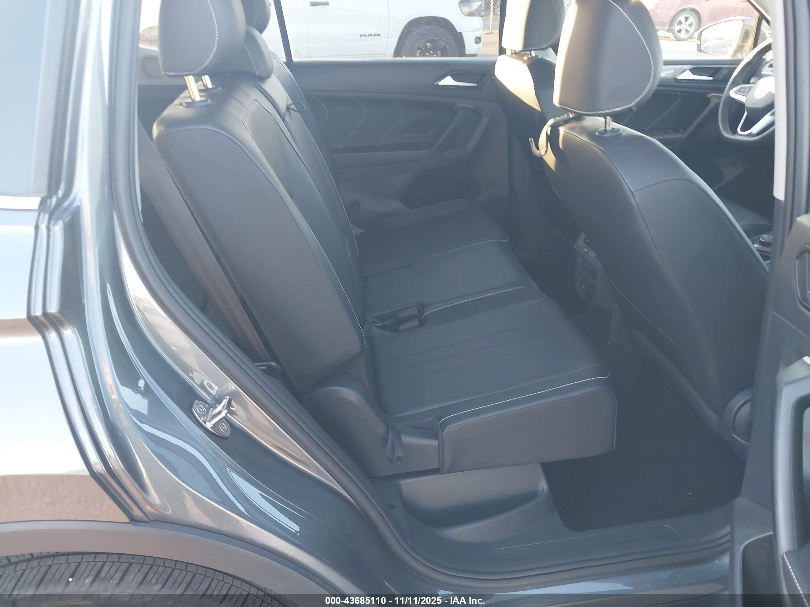 VOLKSWAGEN TIGUAN image 8