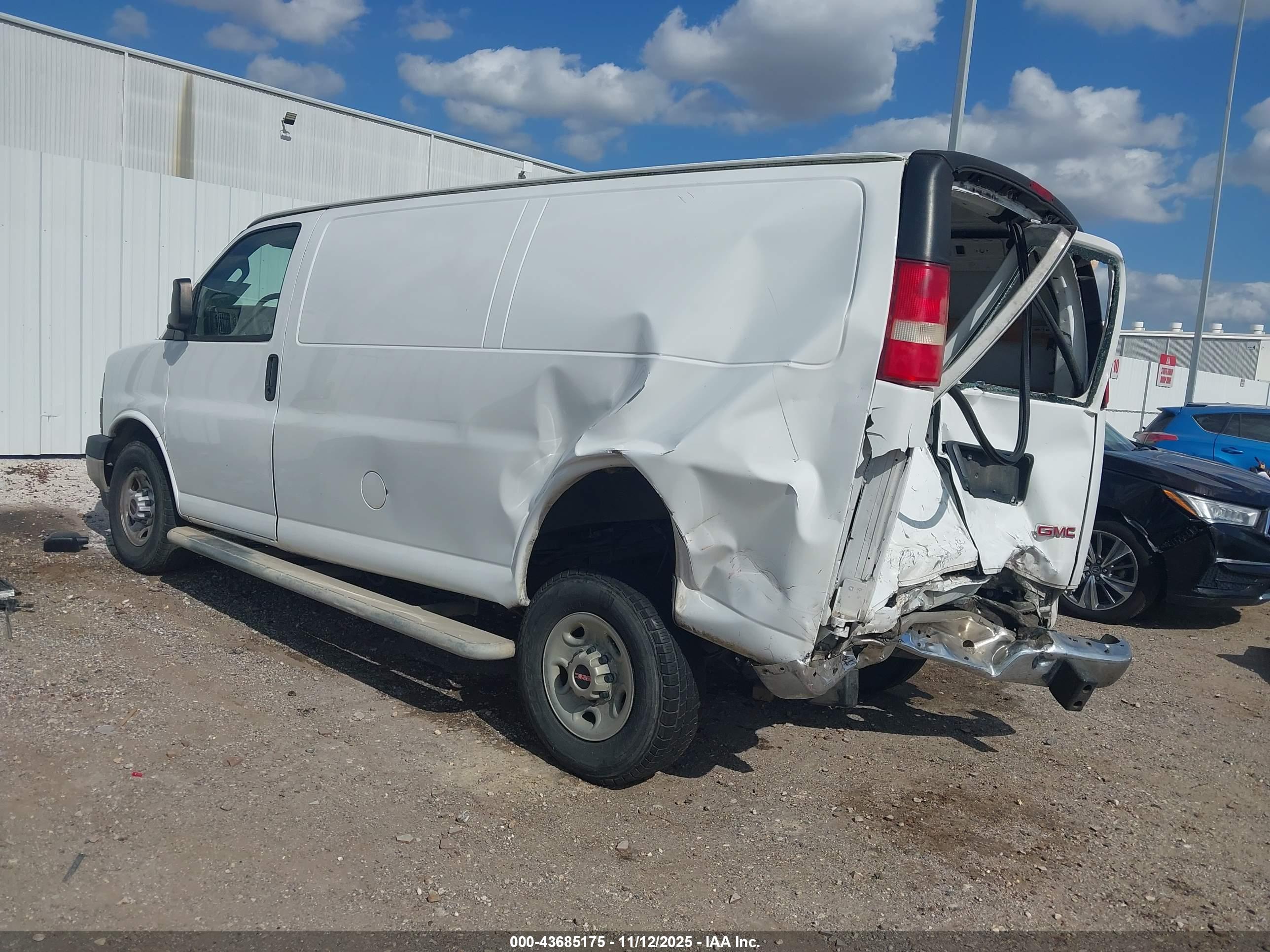 GMC SAVANA image 3