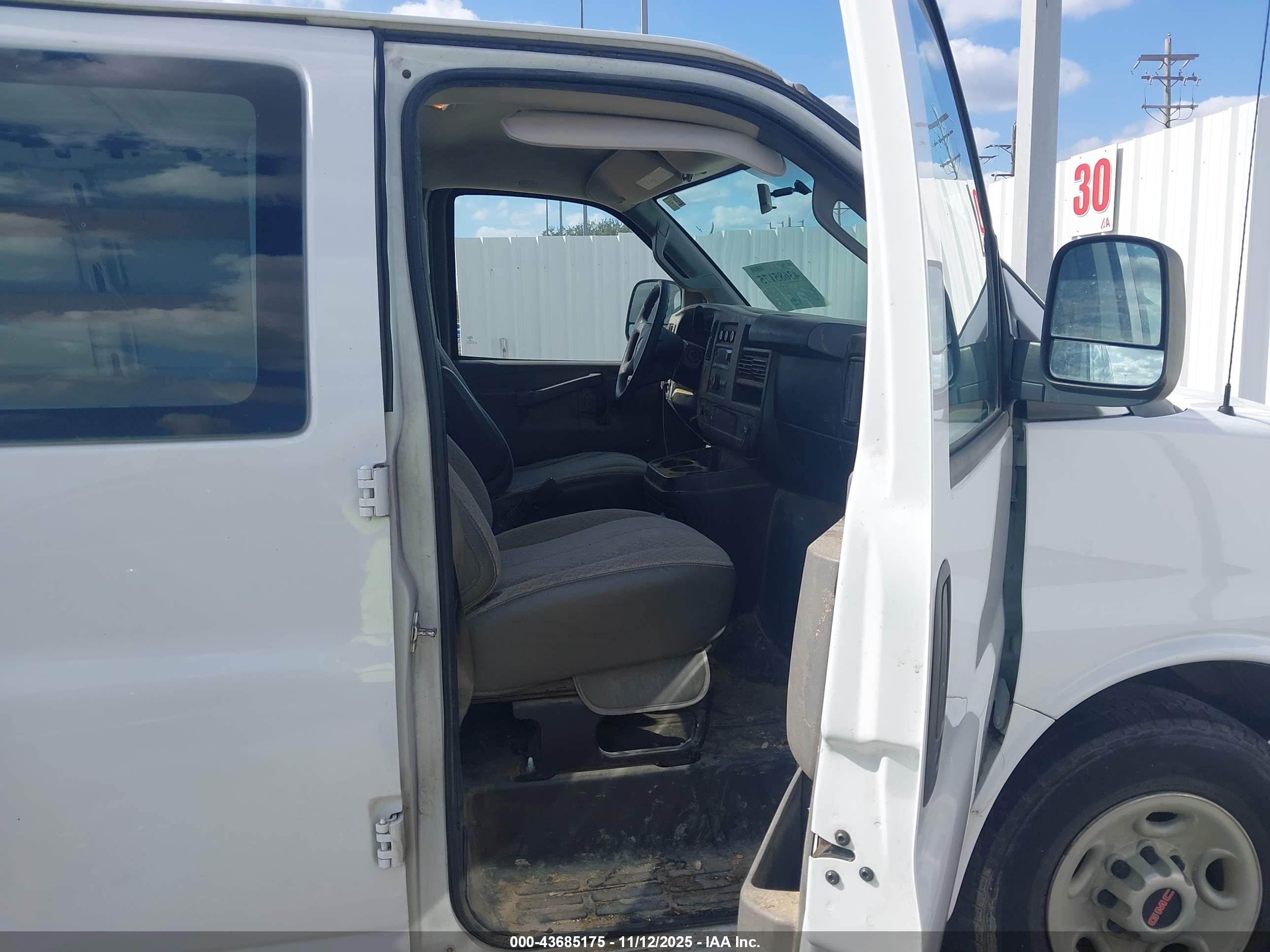 GMC SAVANA image 5