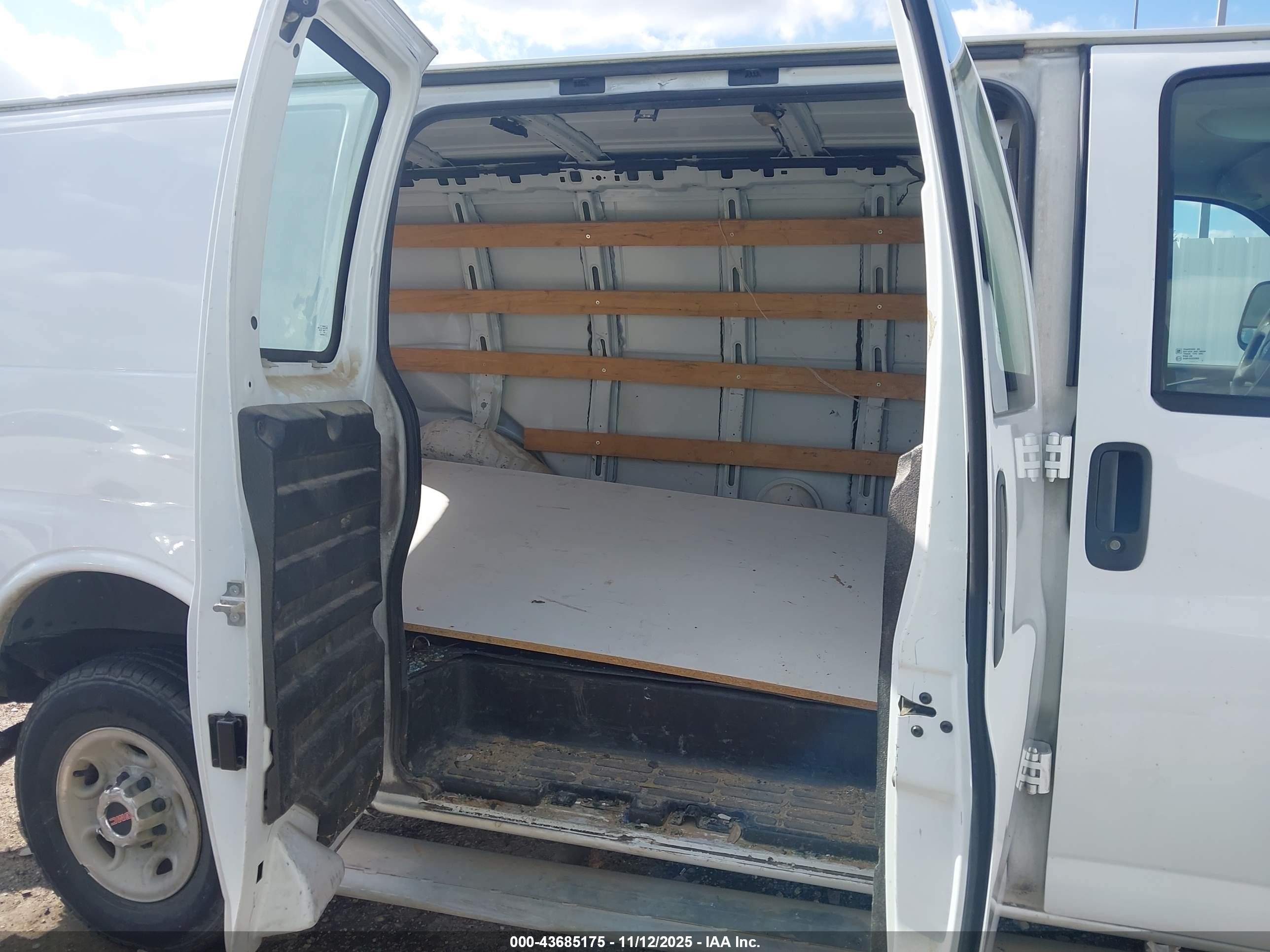GMC SAVANA image 8