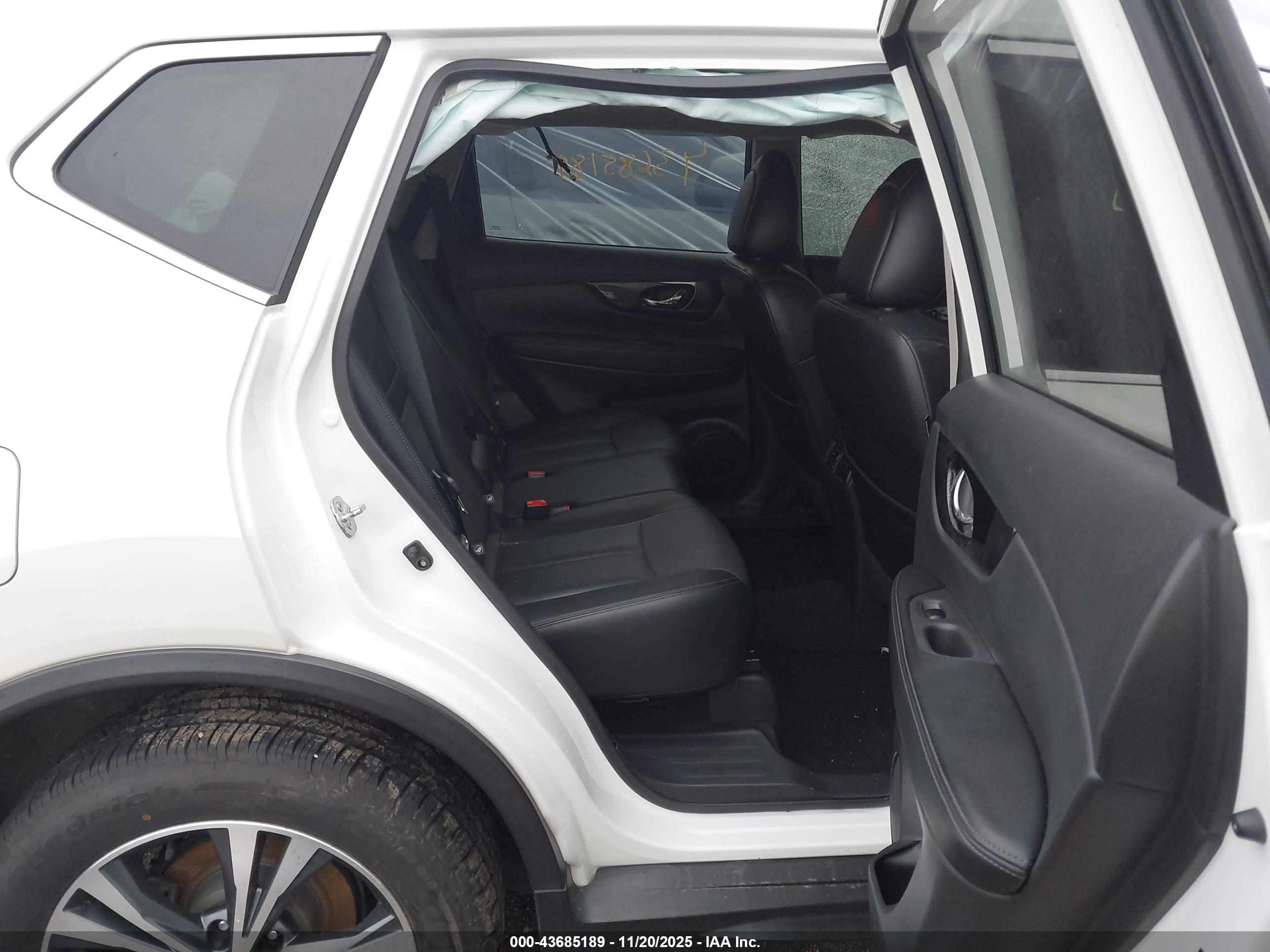 NISSAN ROGUE image 8
