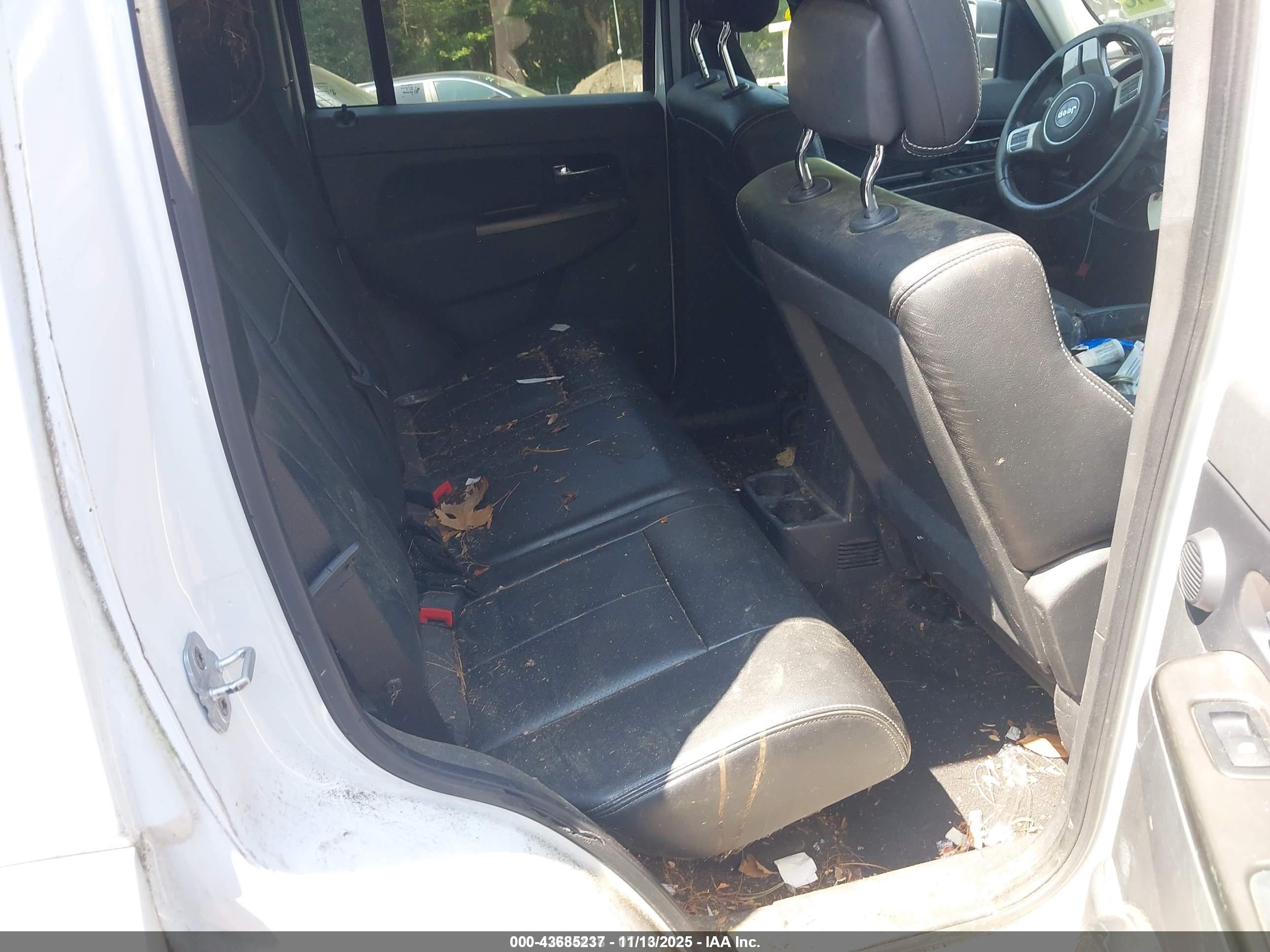 JEEP LIBERTY image 8