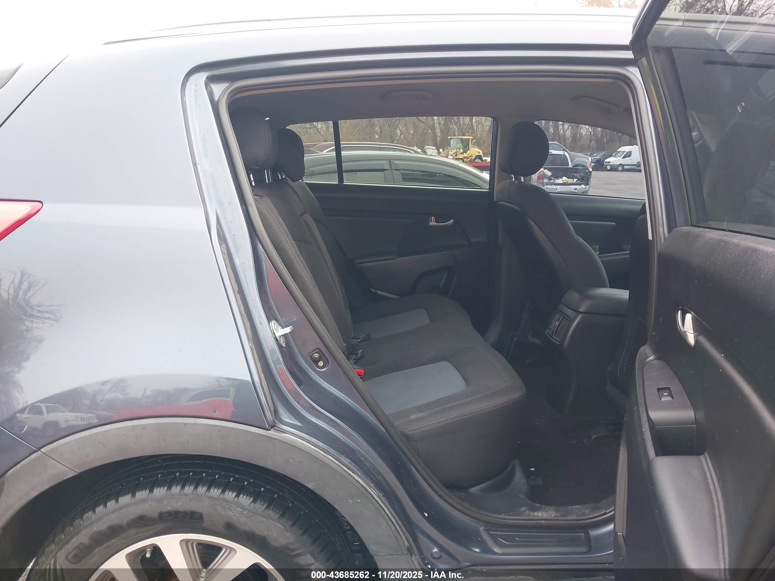 KIA SPORTAGE image 8