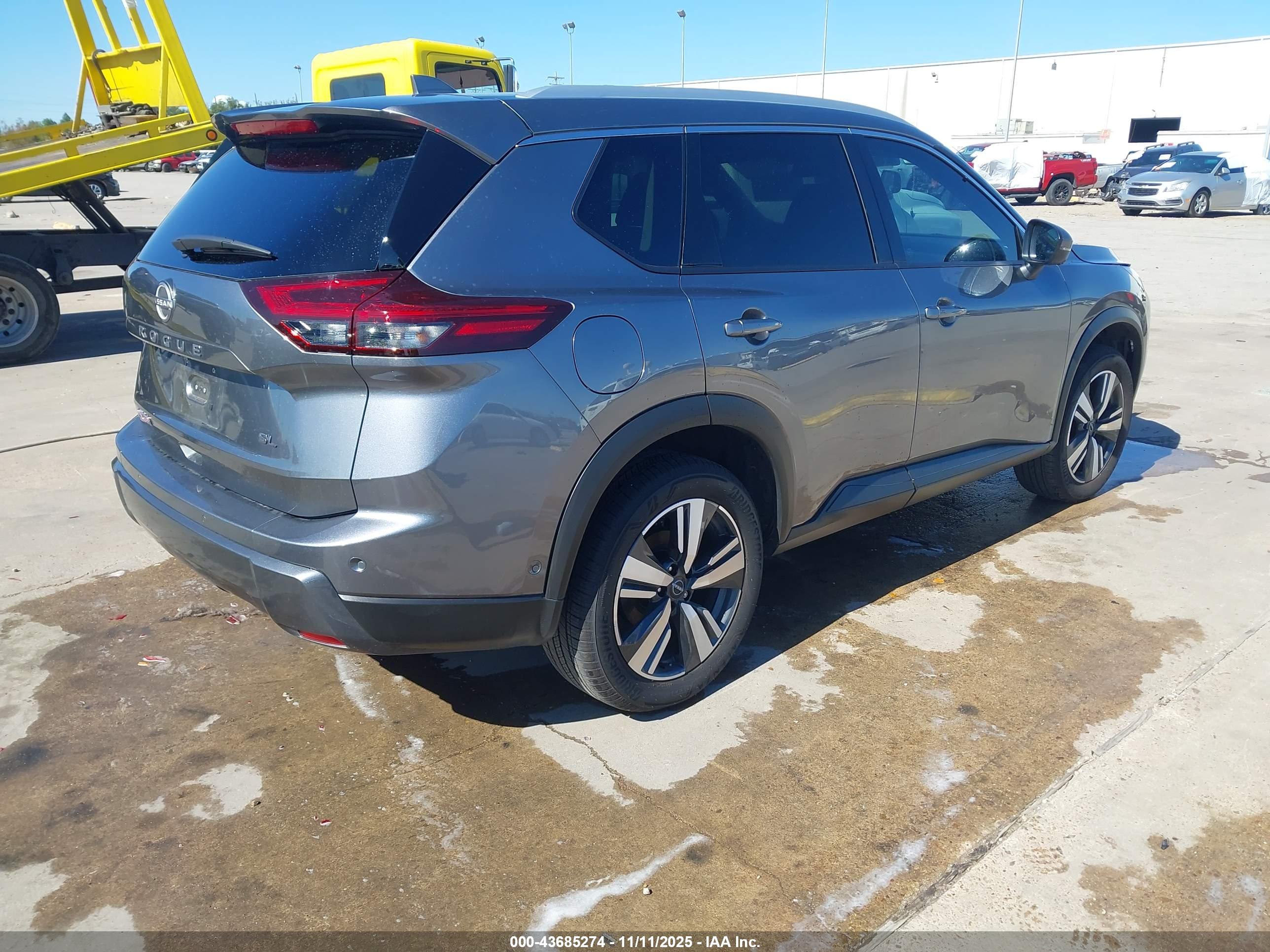 NISSAN ROGUE image 4