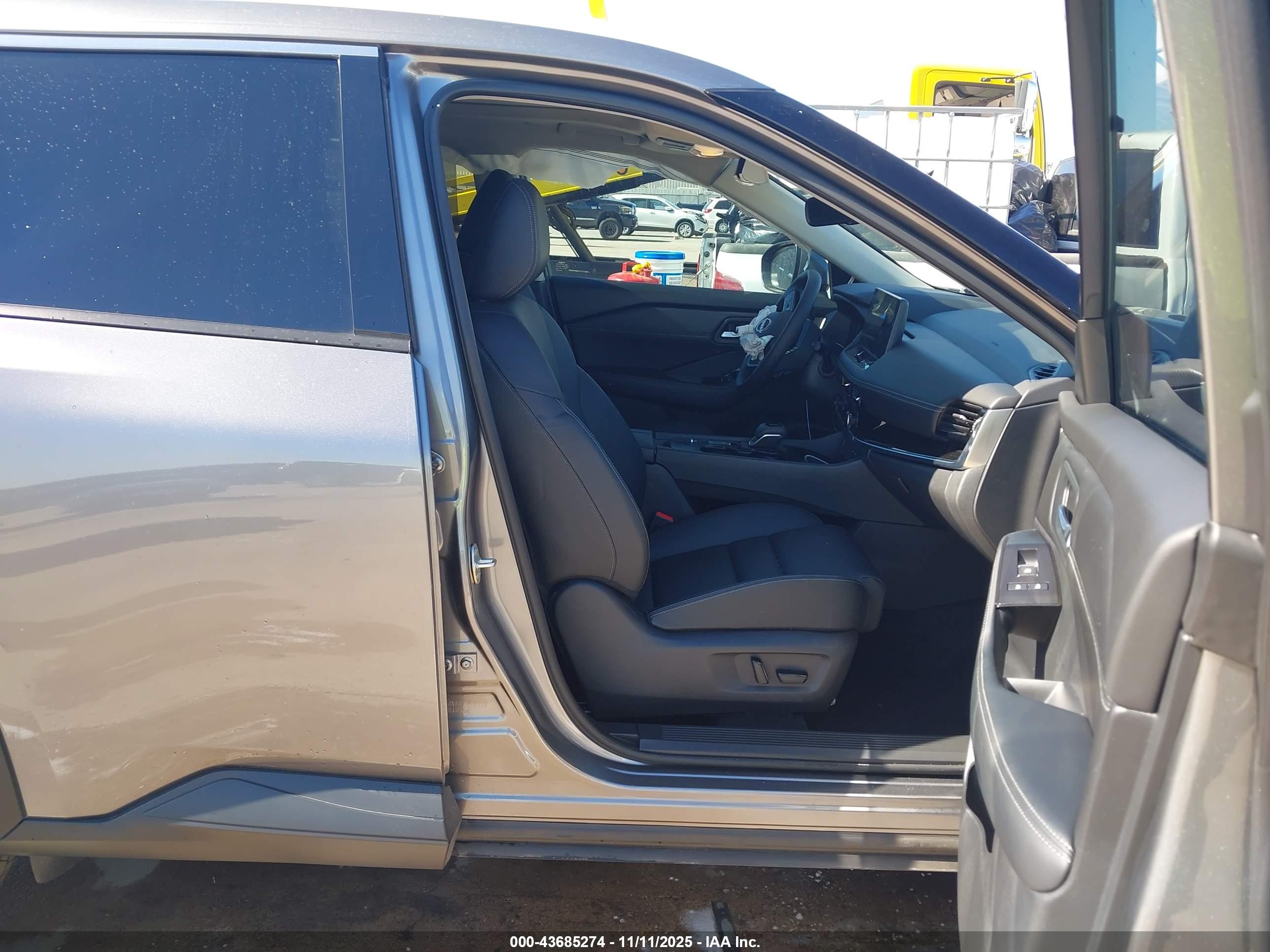 NISSAN ROGUE image 5