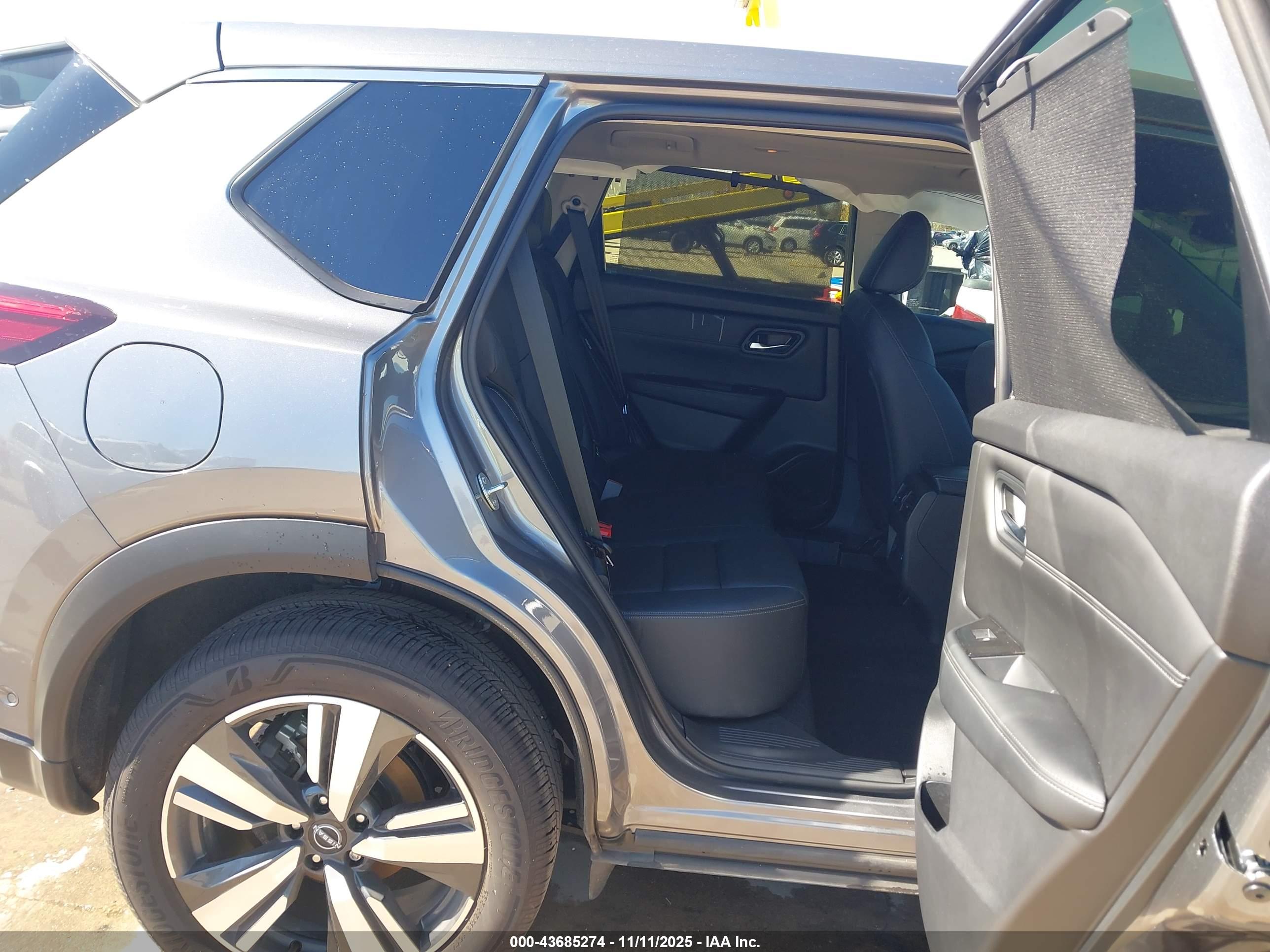 NISSAN ROGUE image 8
