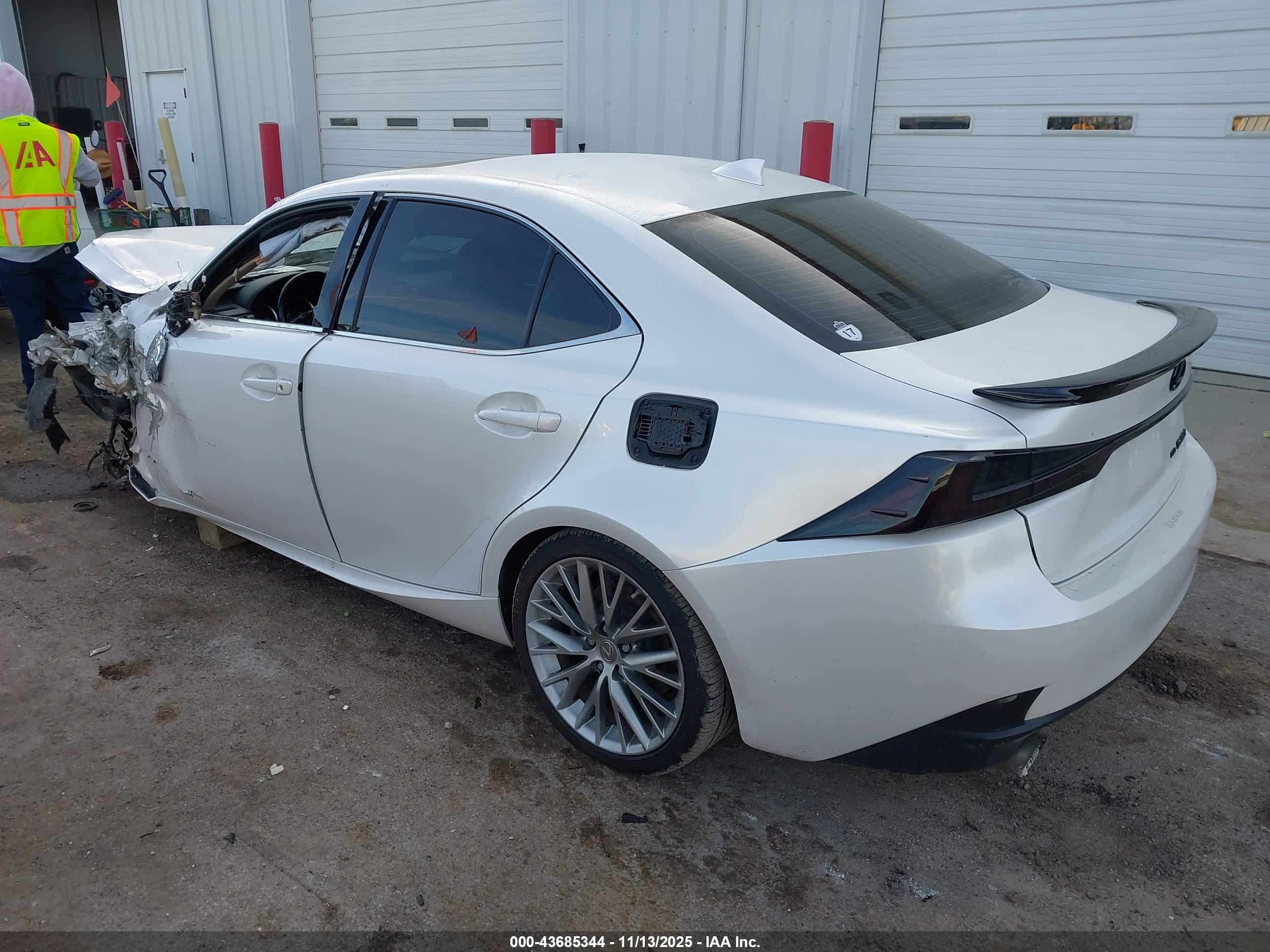 LEXUS IS image 3
