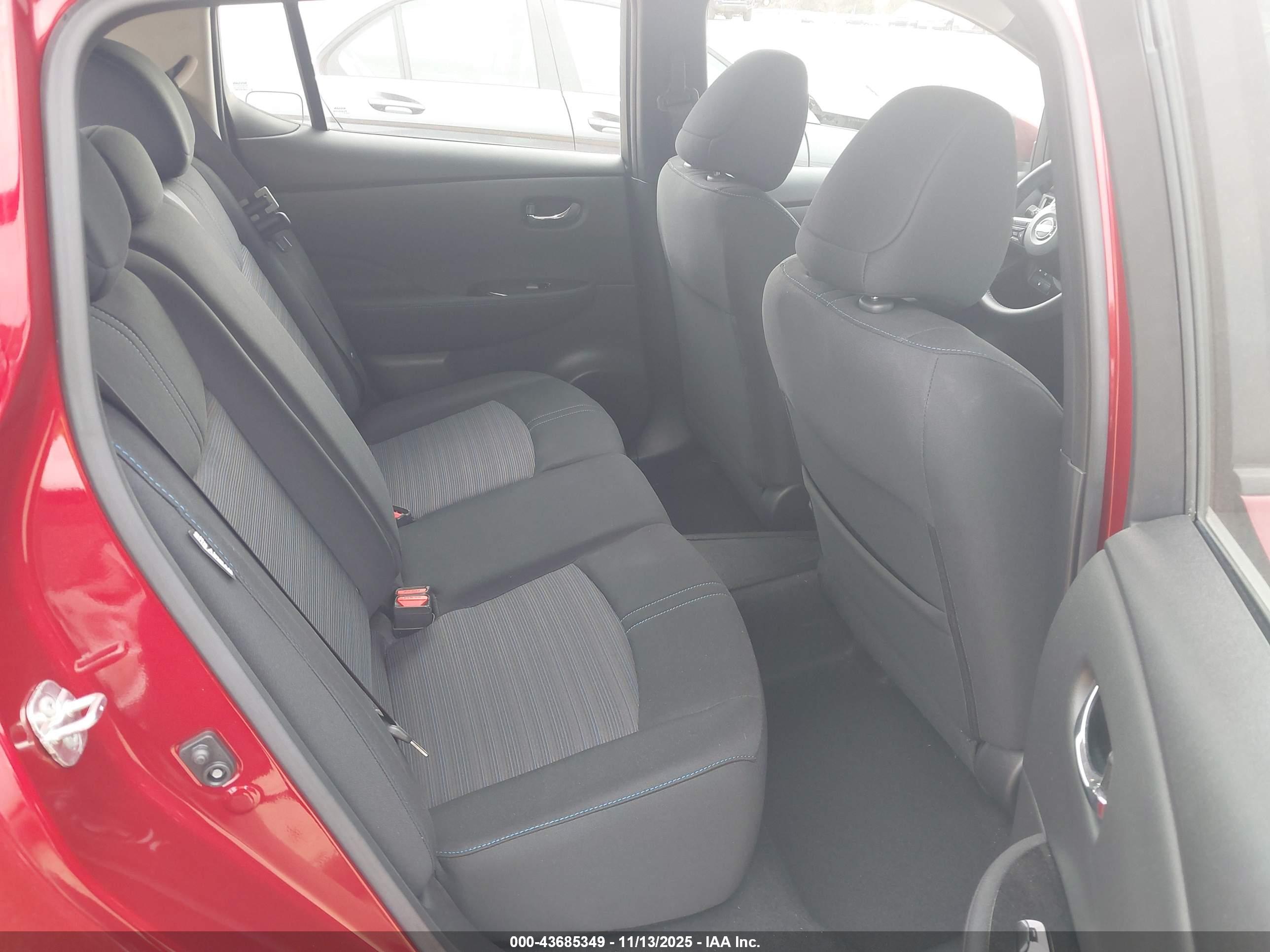 NISSAN LEAF image 8