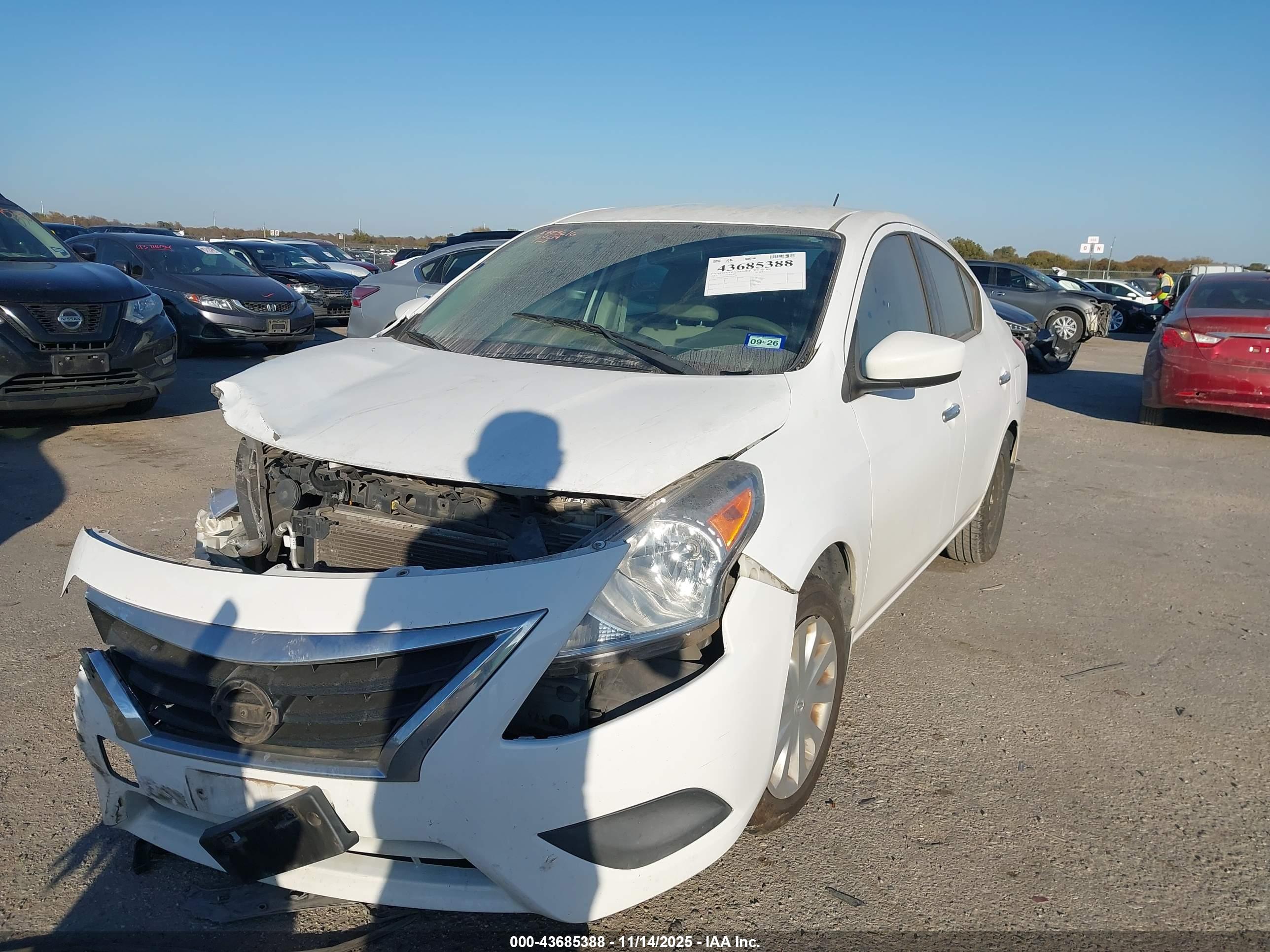 NISSAN VERSA image 2