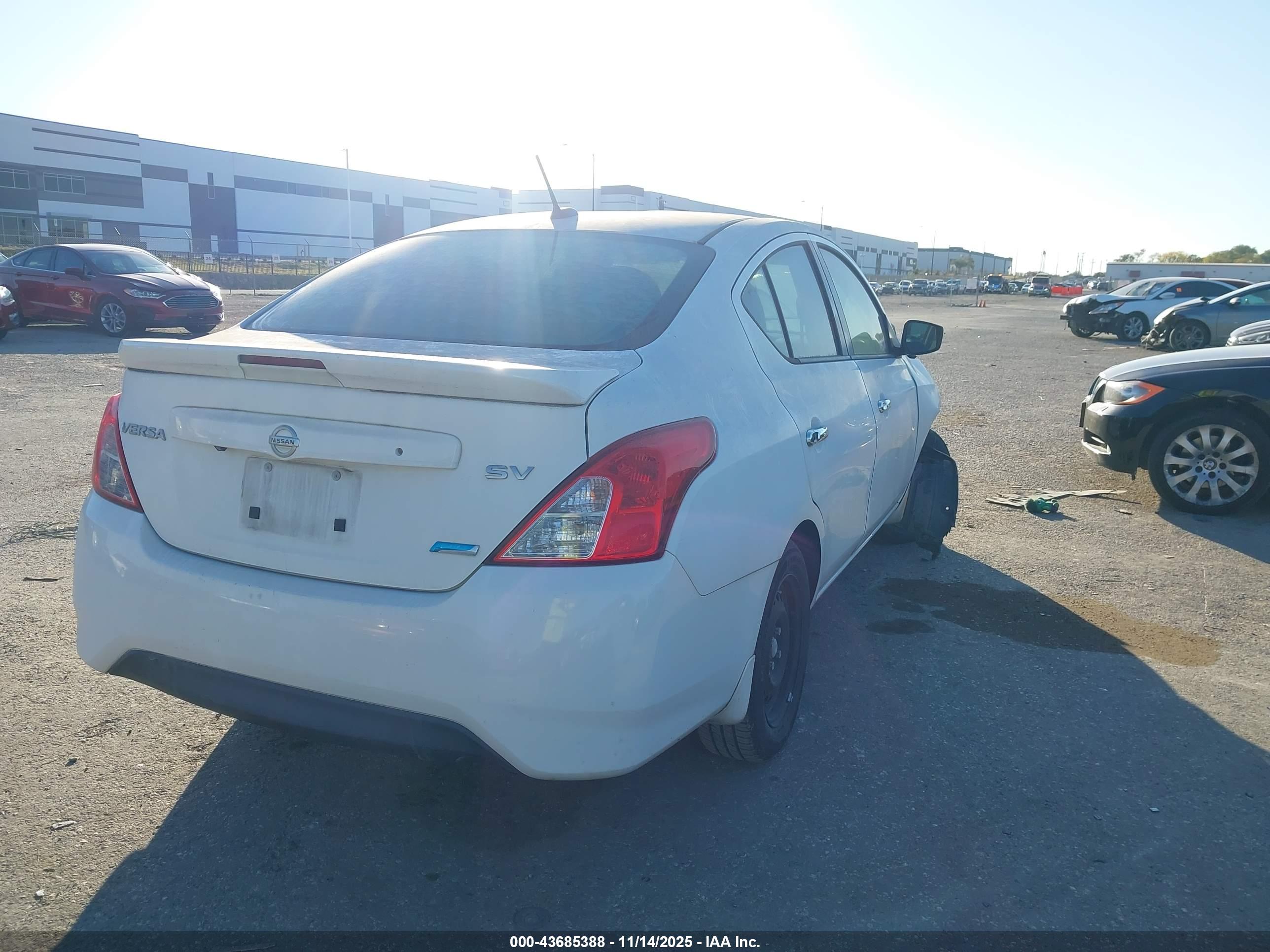 NISSAN VERSA image 4
