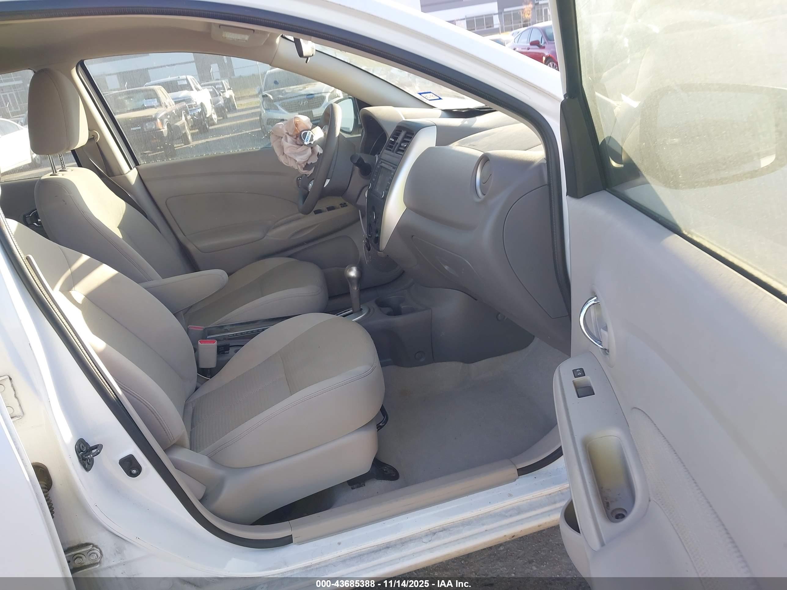 NISSAN VERSA image 5