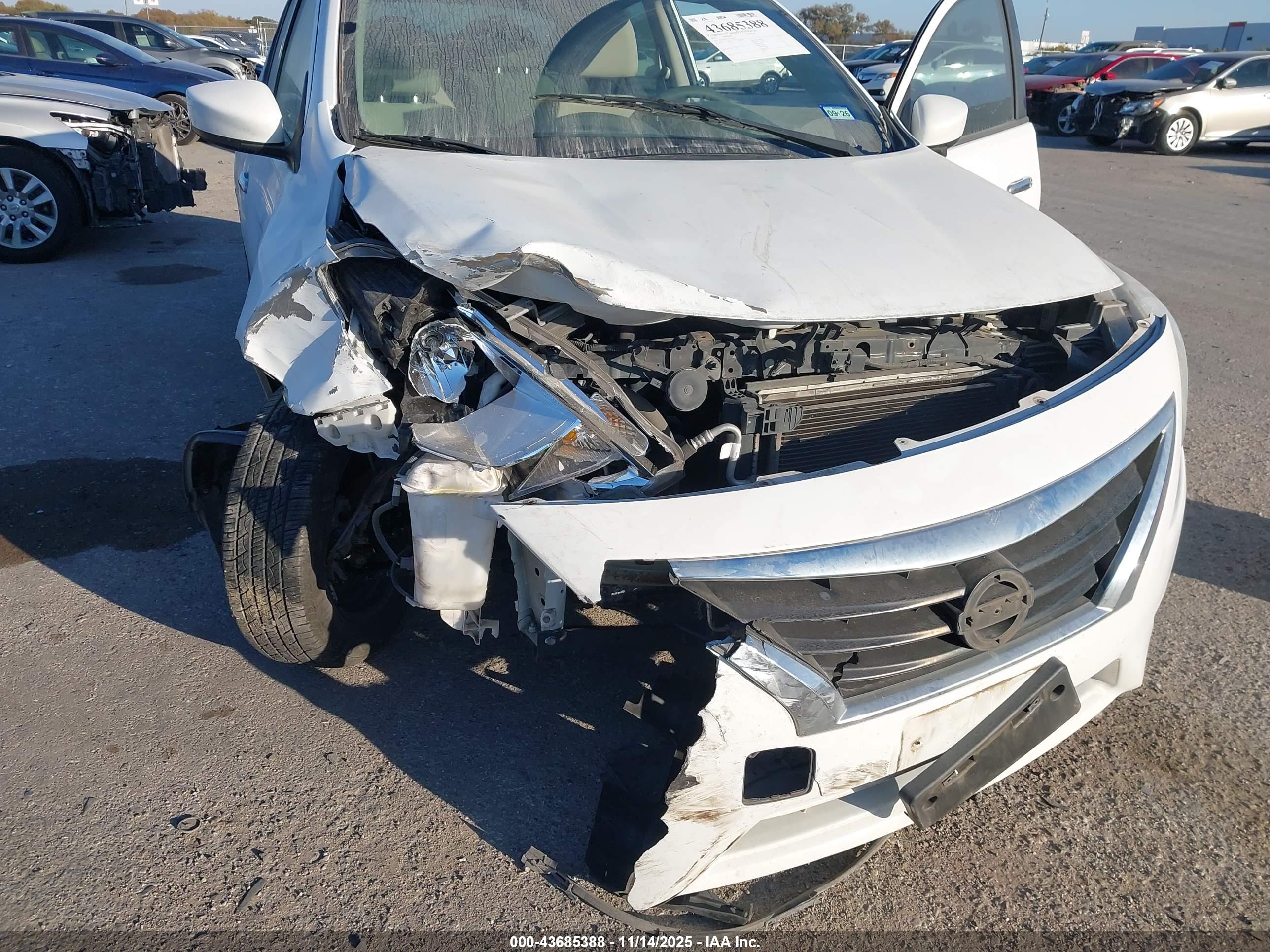 NISSAN VERSA image 6
