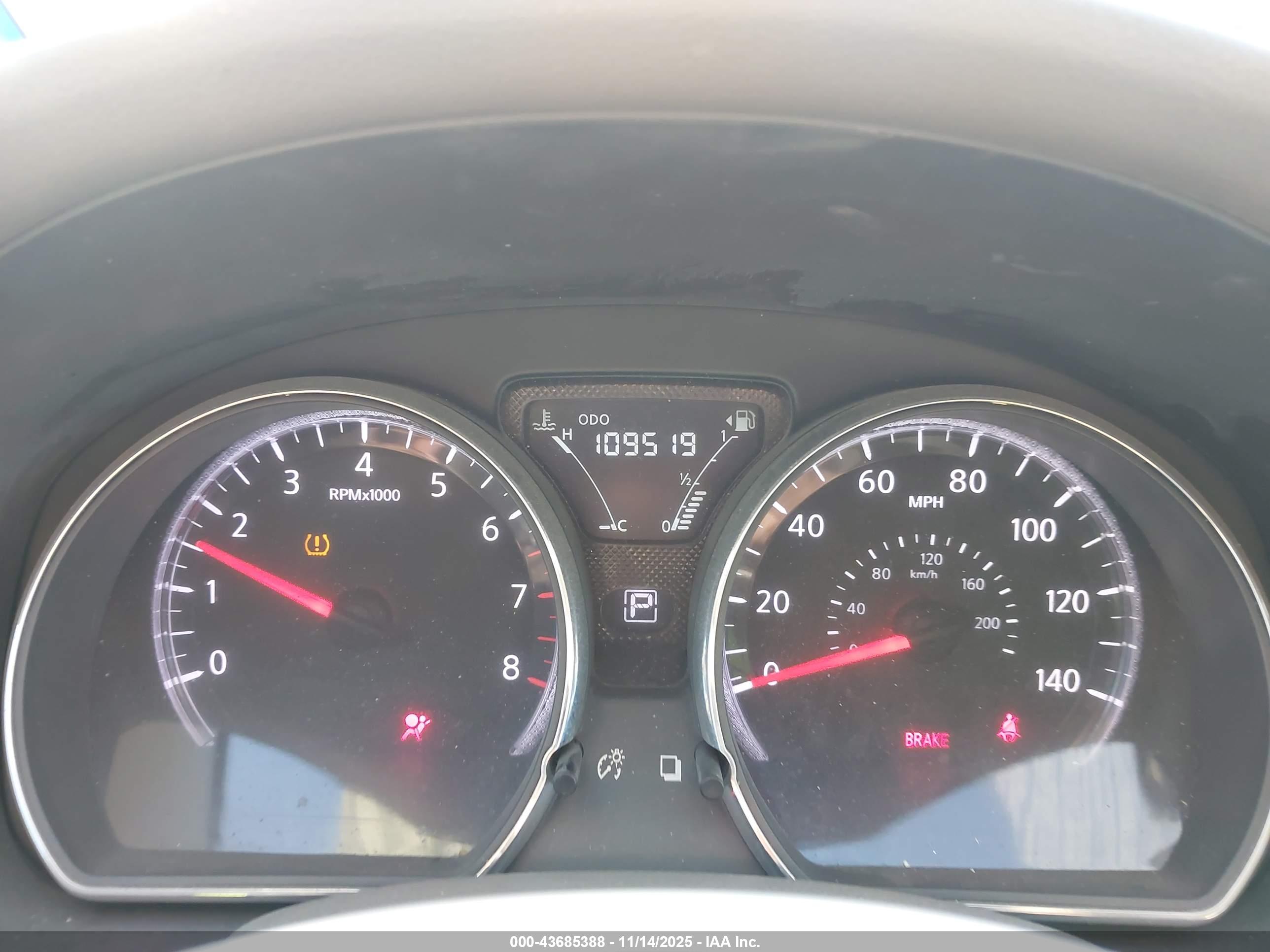 NISSAN VERSA image 7
