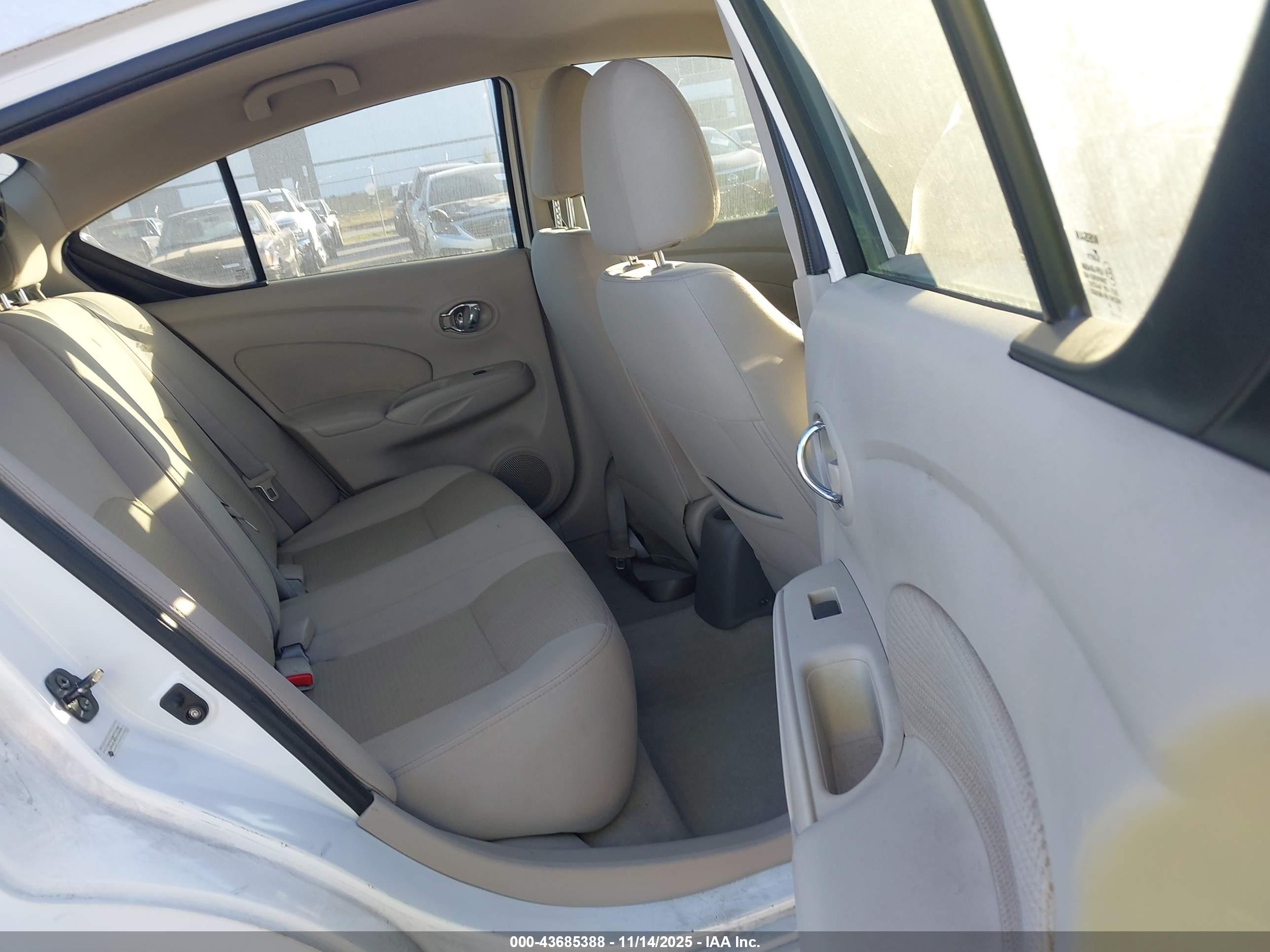 NISSAN VERSA image 8