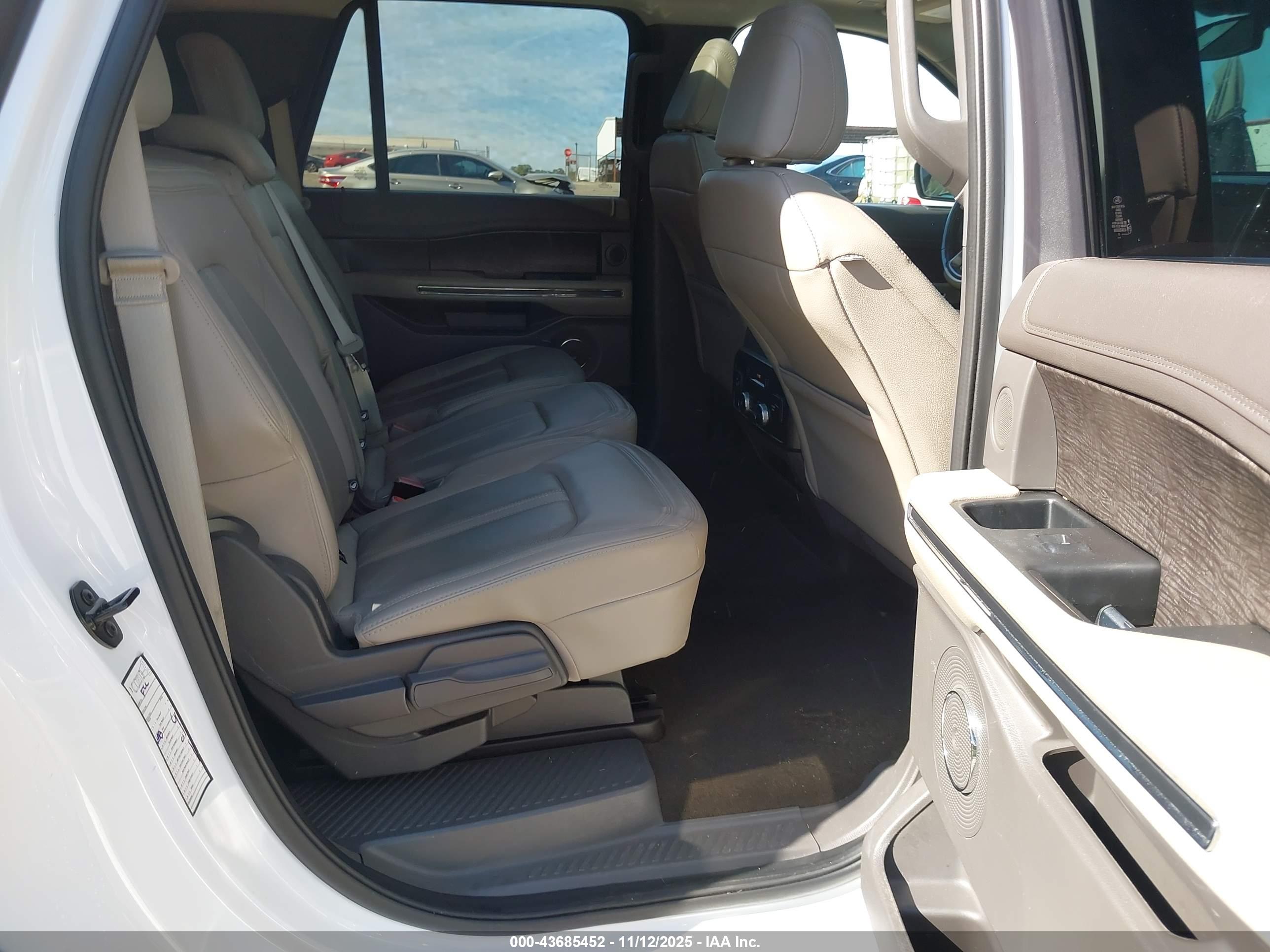 FORD EXPEDITION image 8