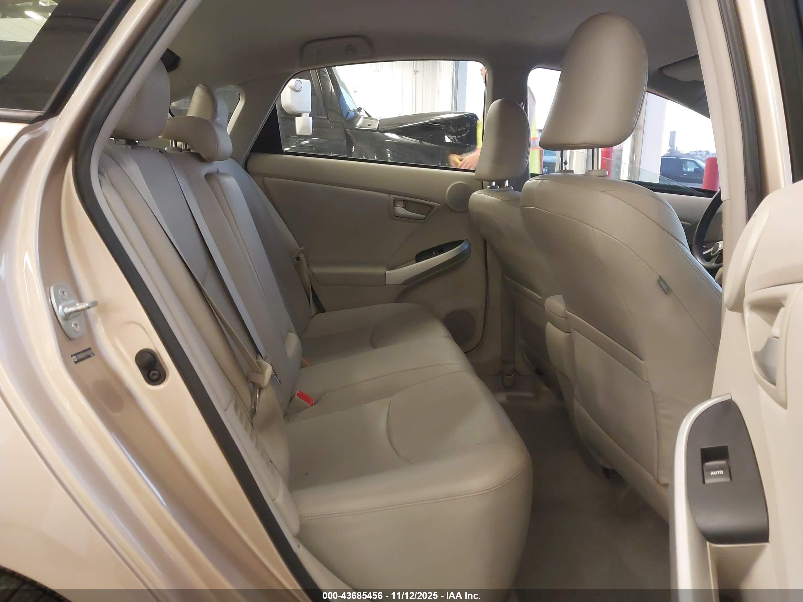 TOYOTA PRIUS image 8