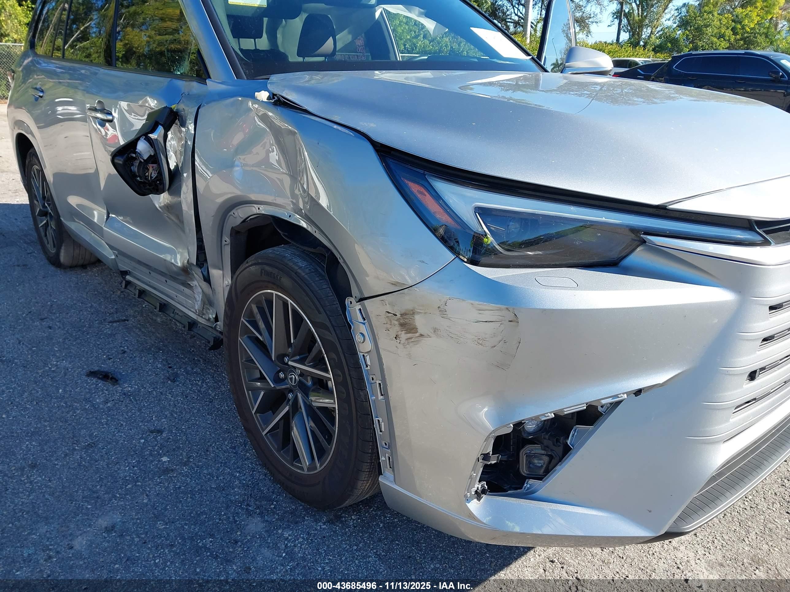LEXUS TX image 6