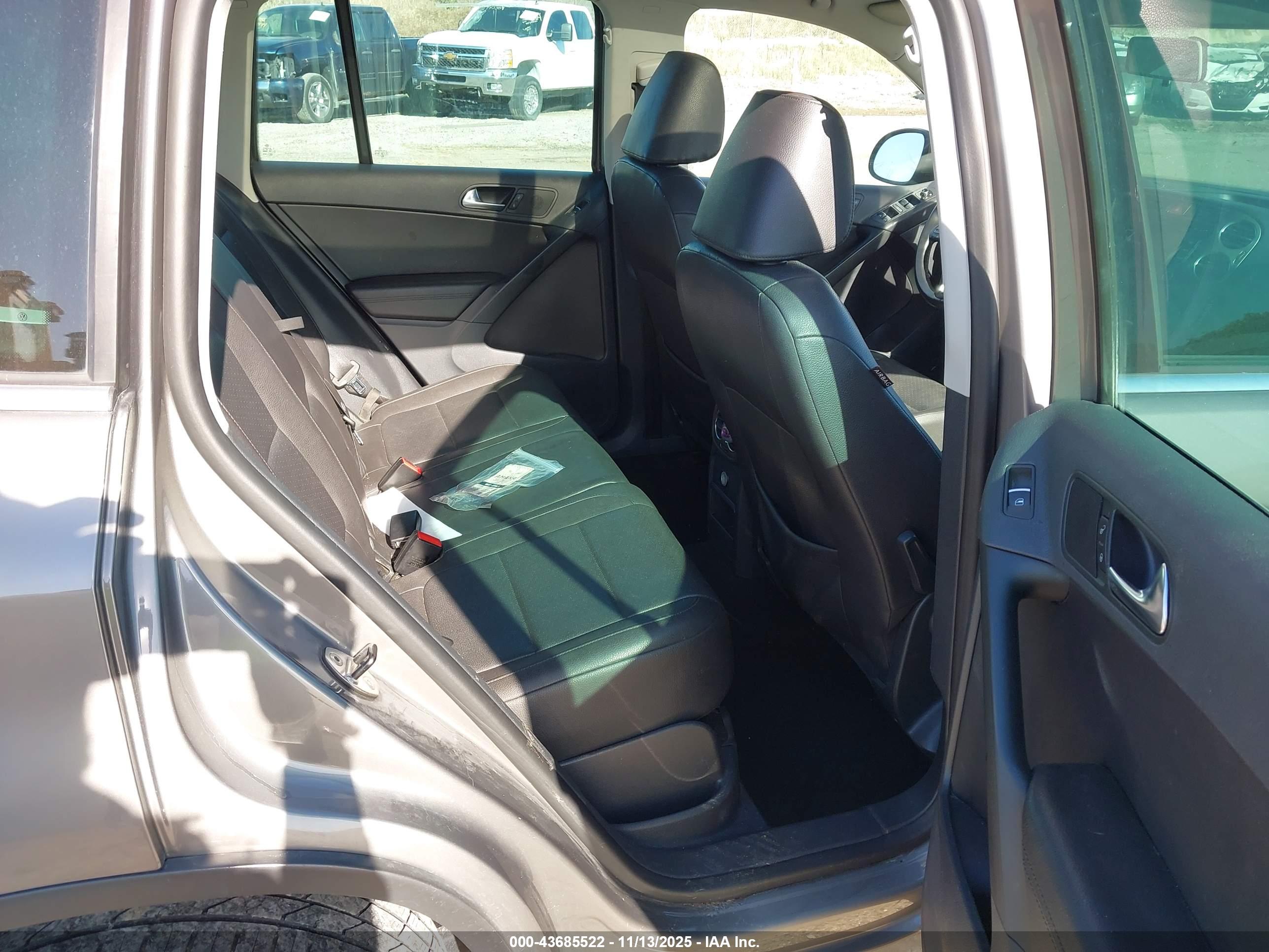 VOLKSWAGEN TIGUAN image 8