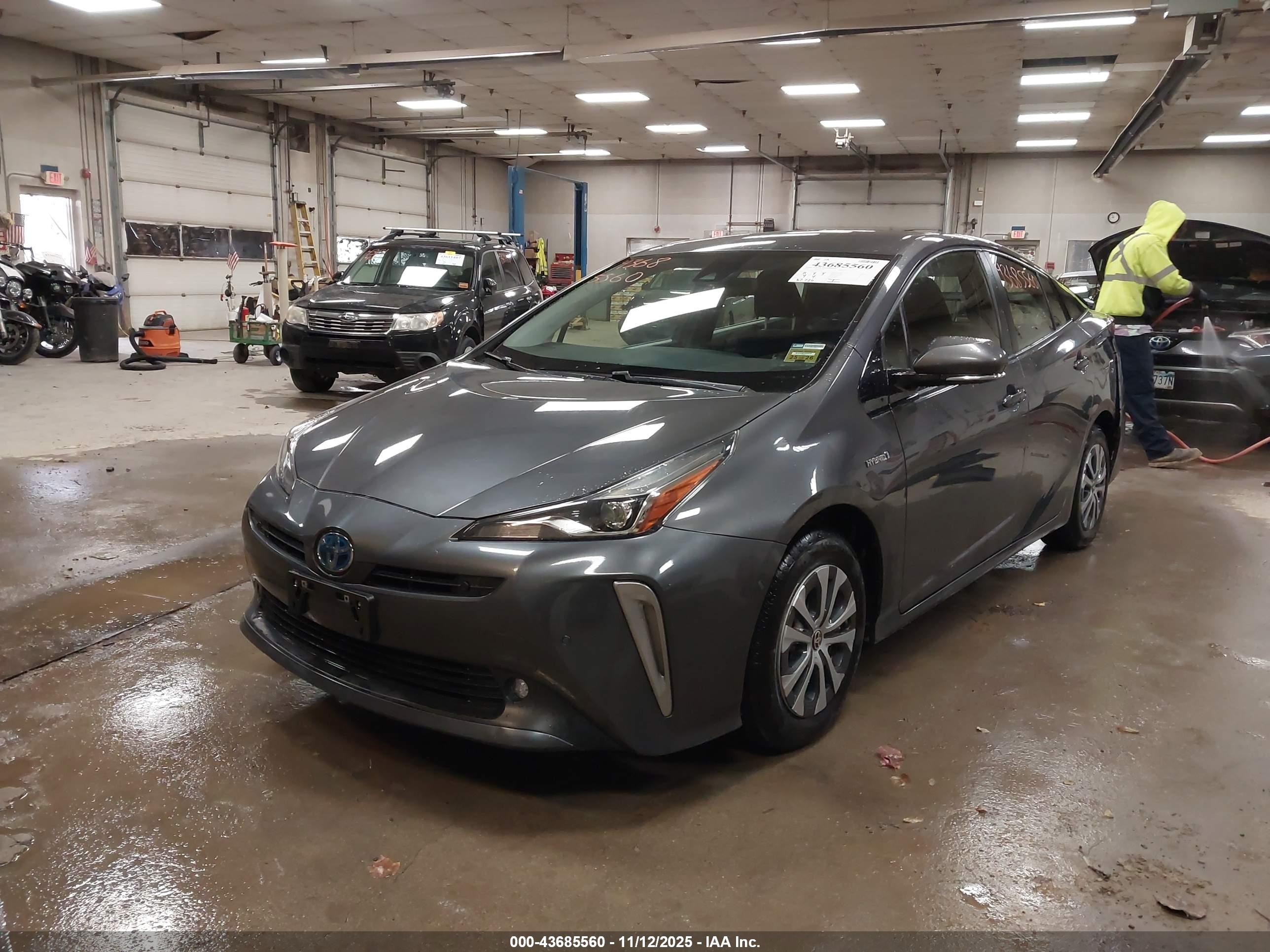 TOYOTA PRIUS image 2