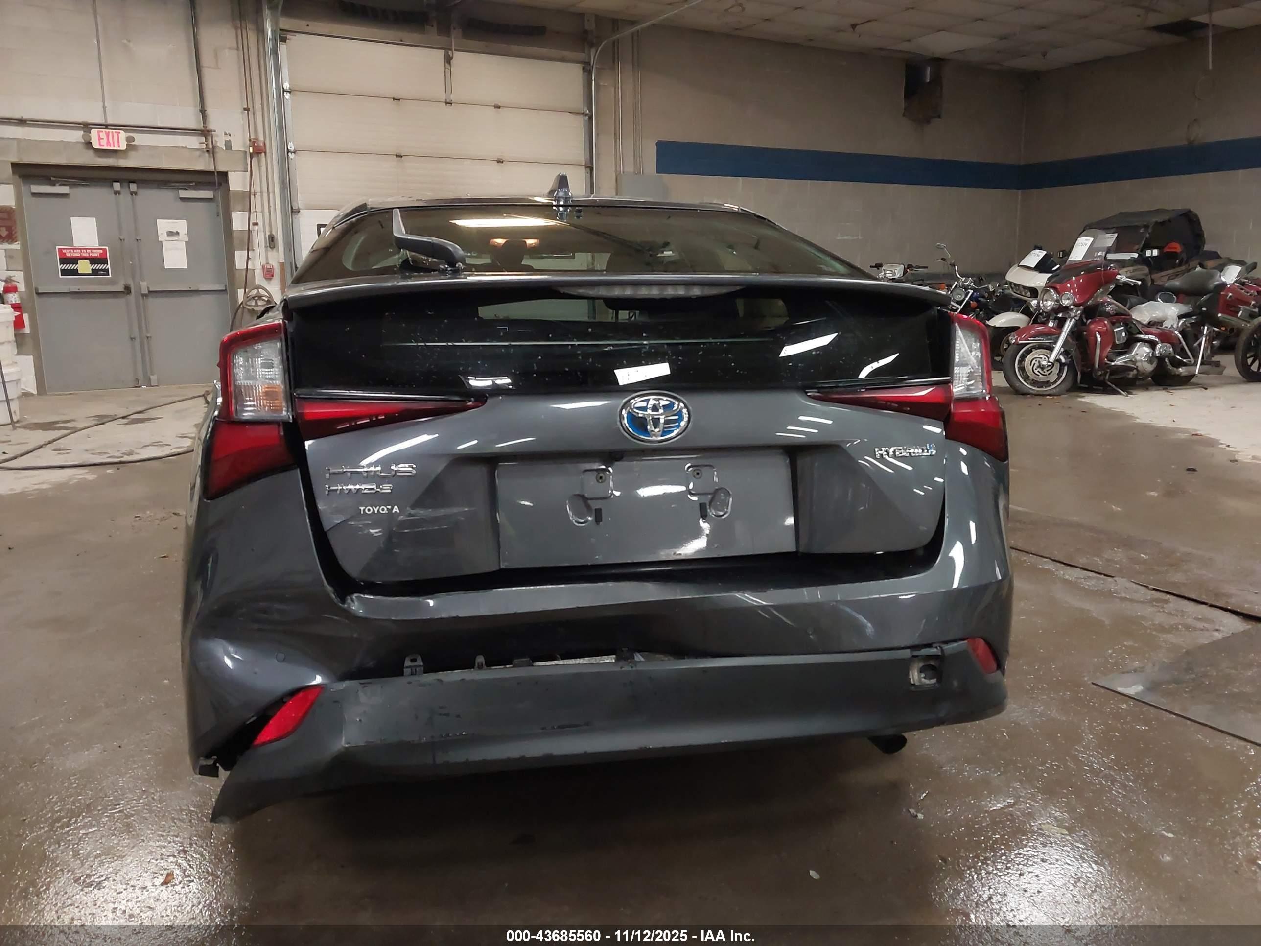 TOYOTA PRIUS image 6