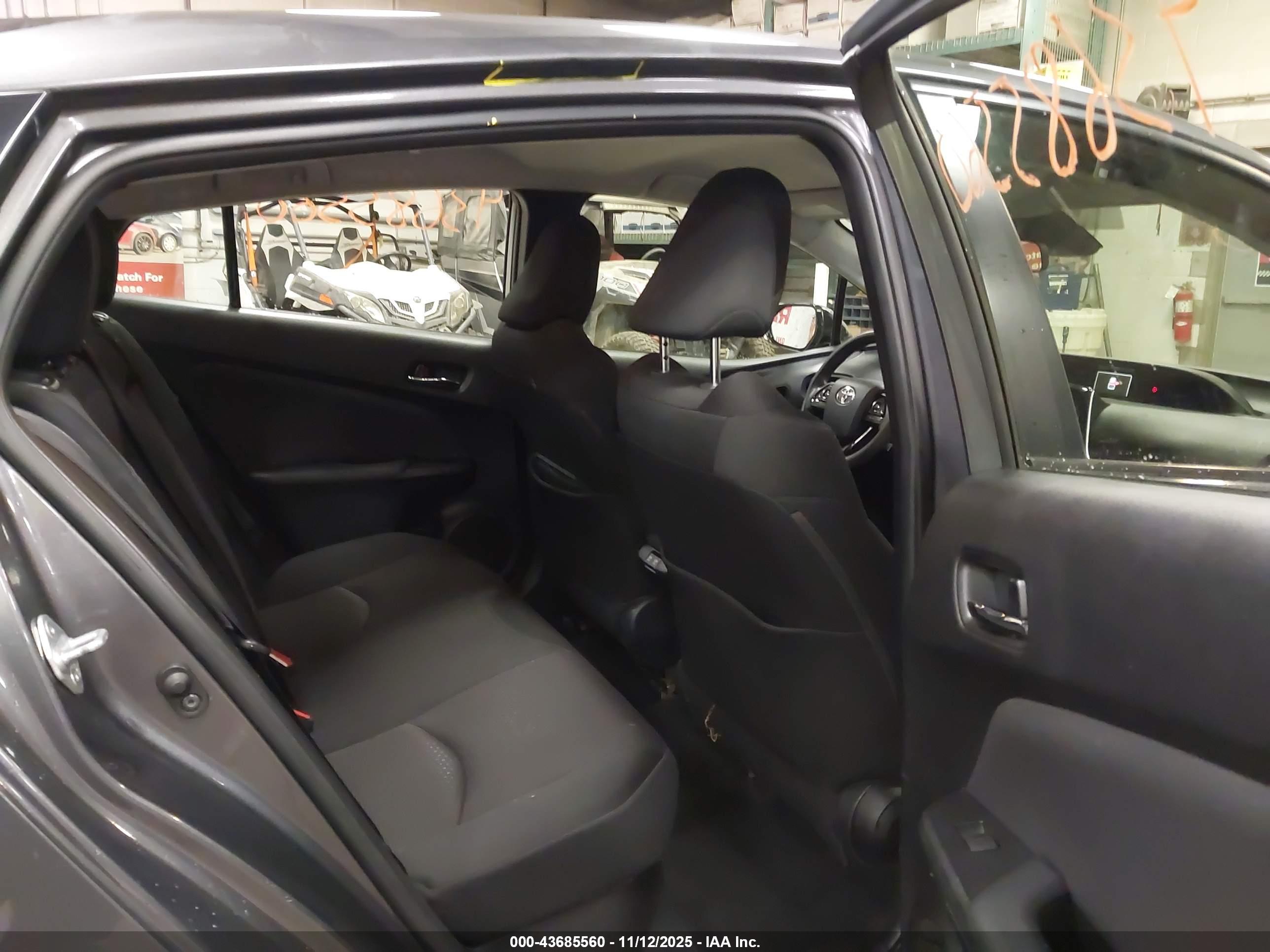 TOYOTA PRIUS image 8