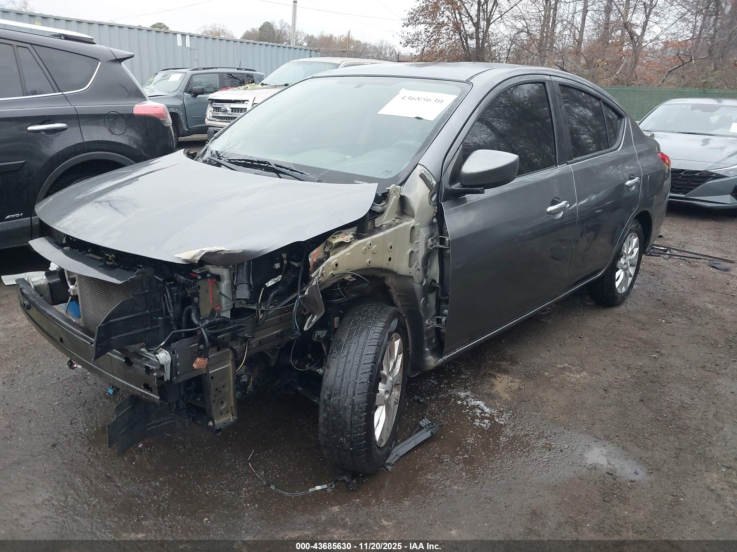 NISSAN VERSA image 2