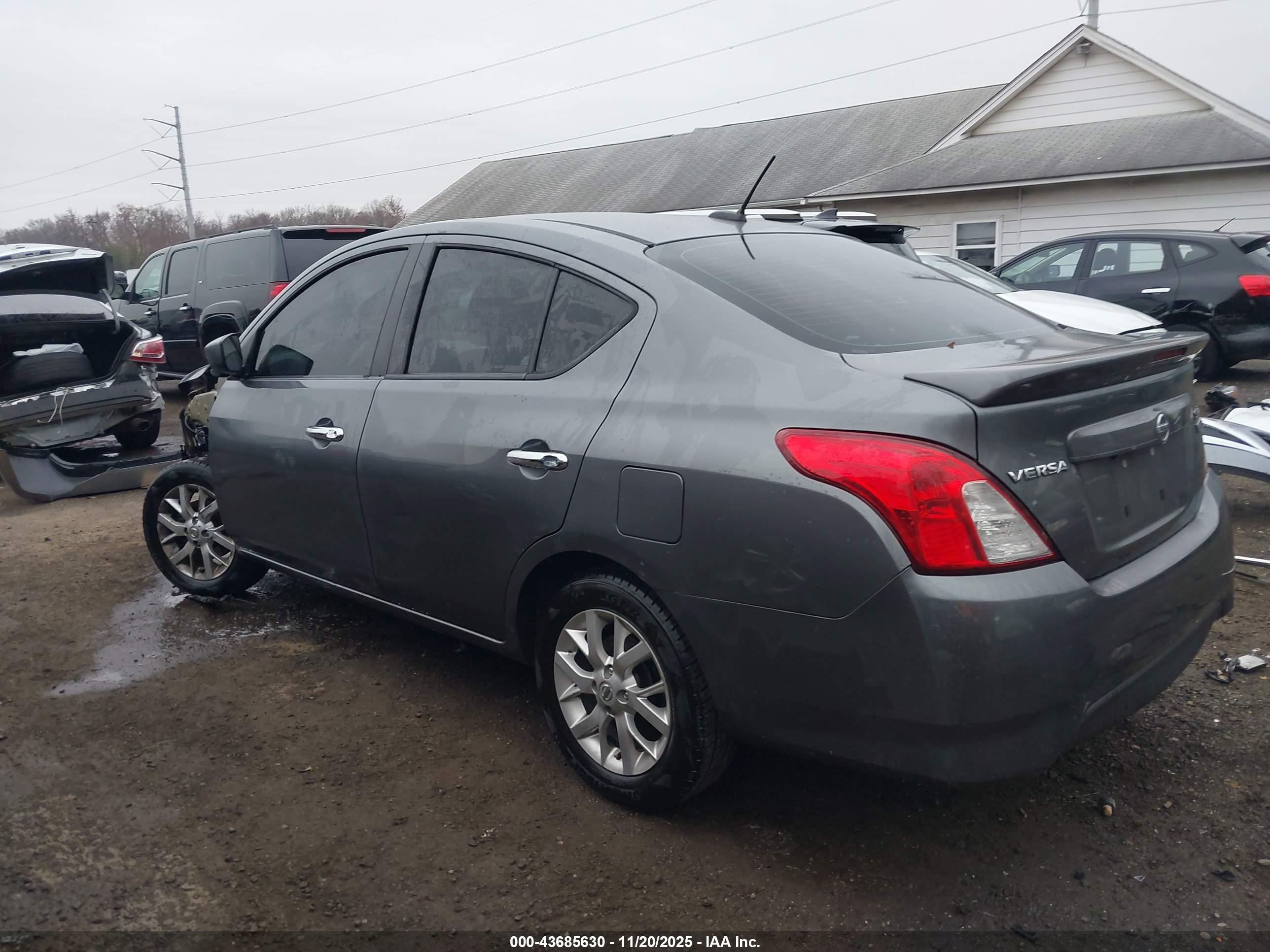 NISSAN VERSA image 3
