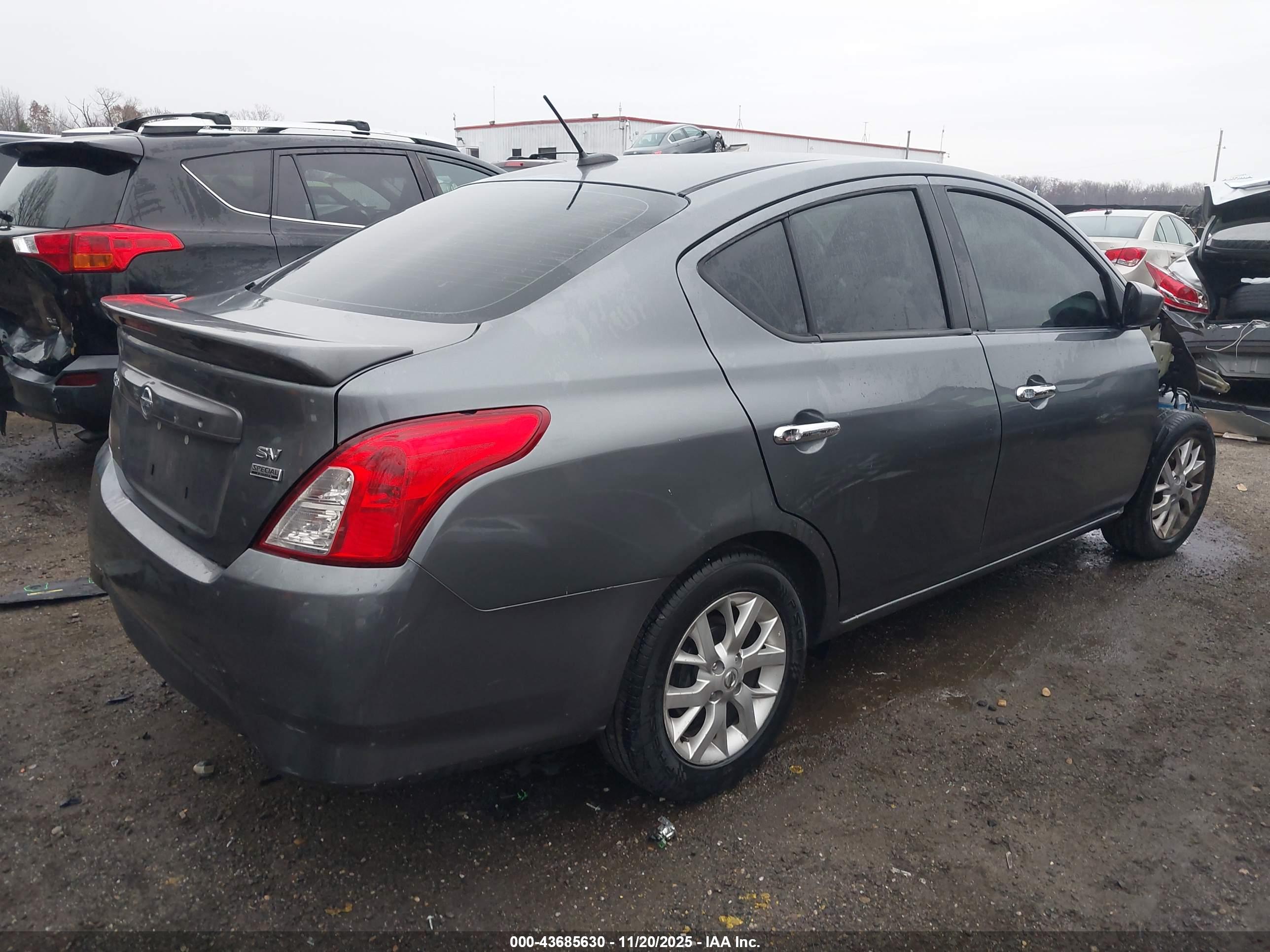 NISSAN VERSA image 4