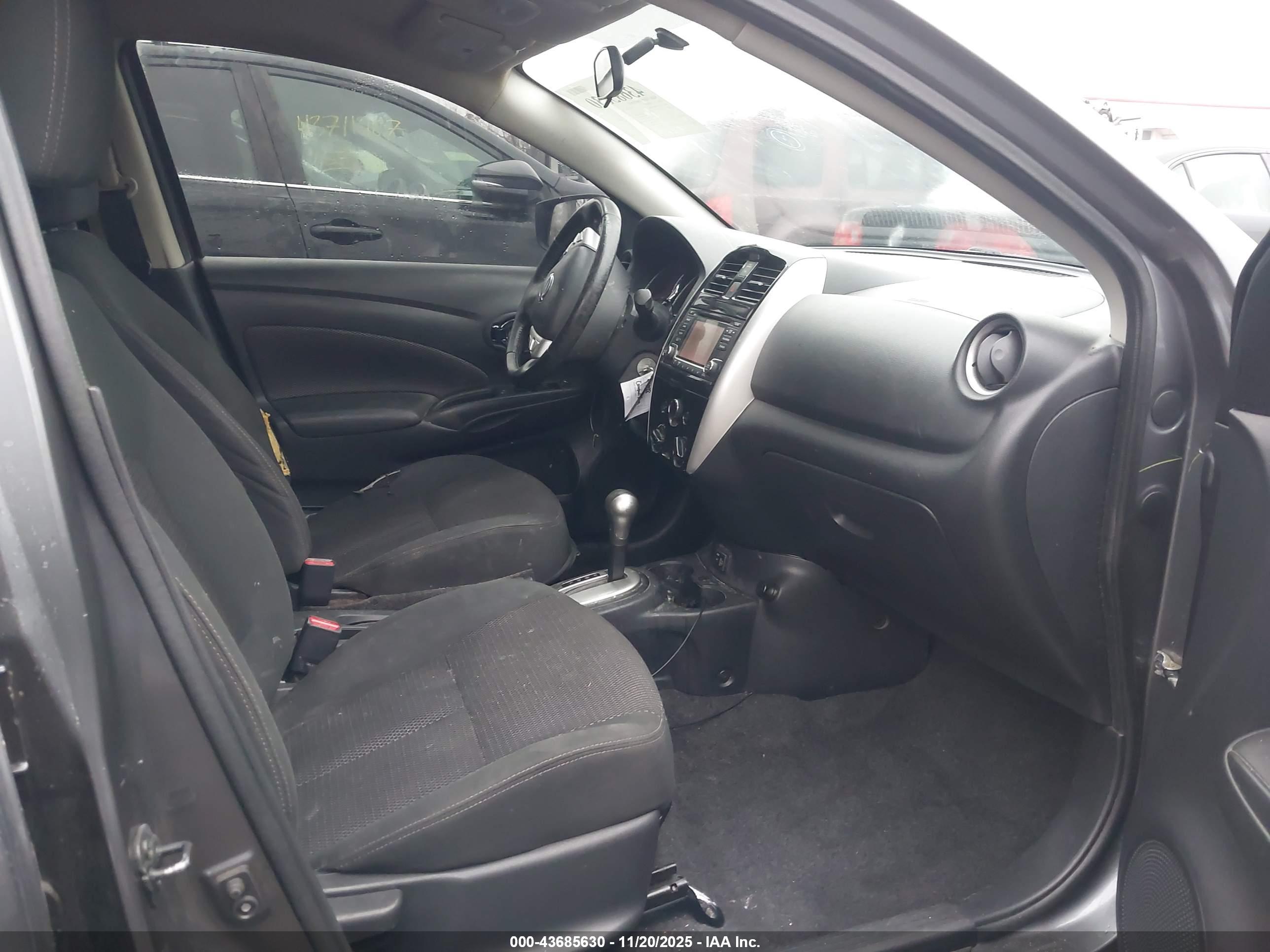 NISSAN VERSA image 5