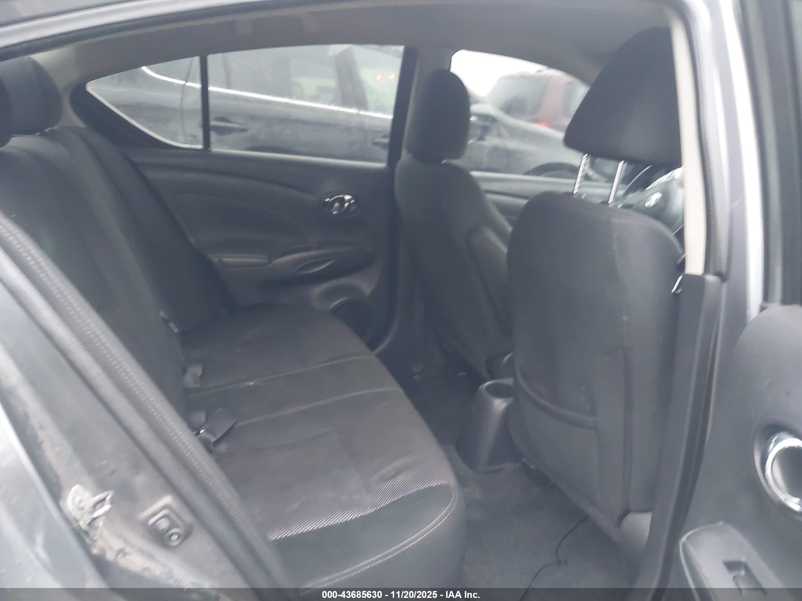 NISSAN VERSA image 8
