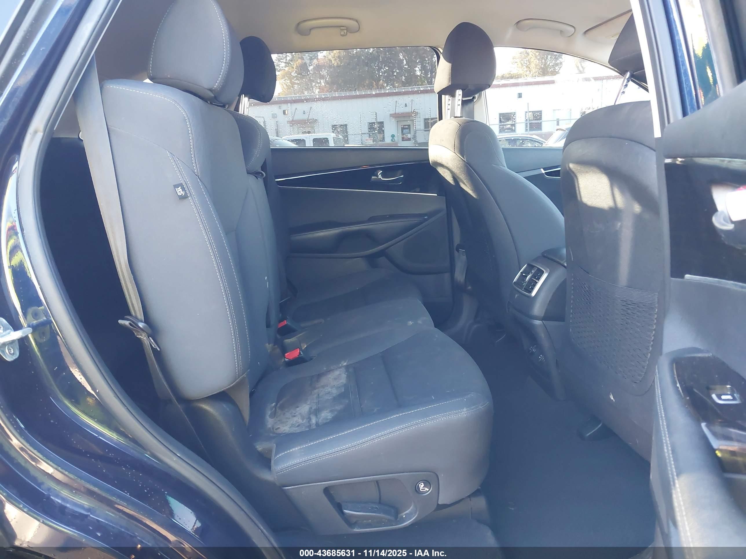 KIA SORENTO image 8
