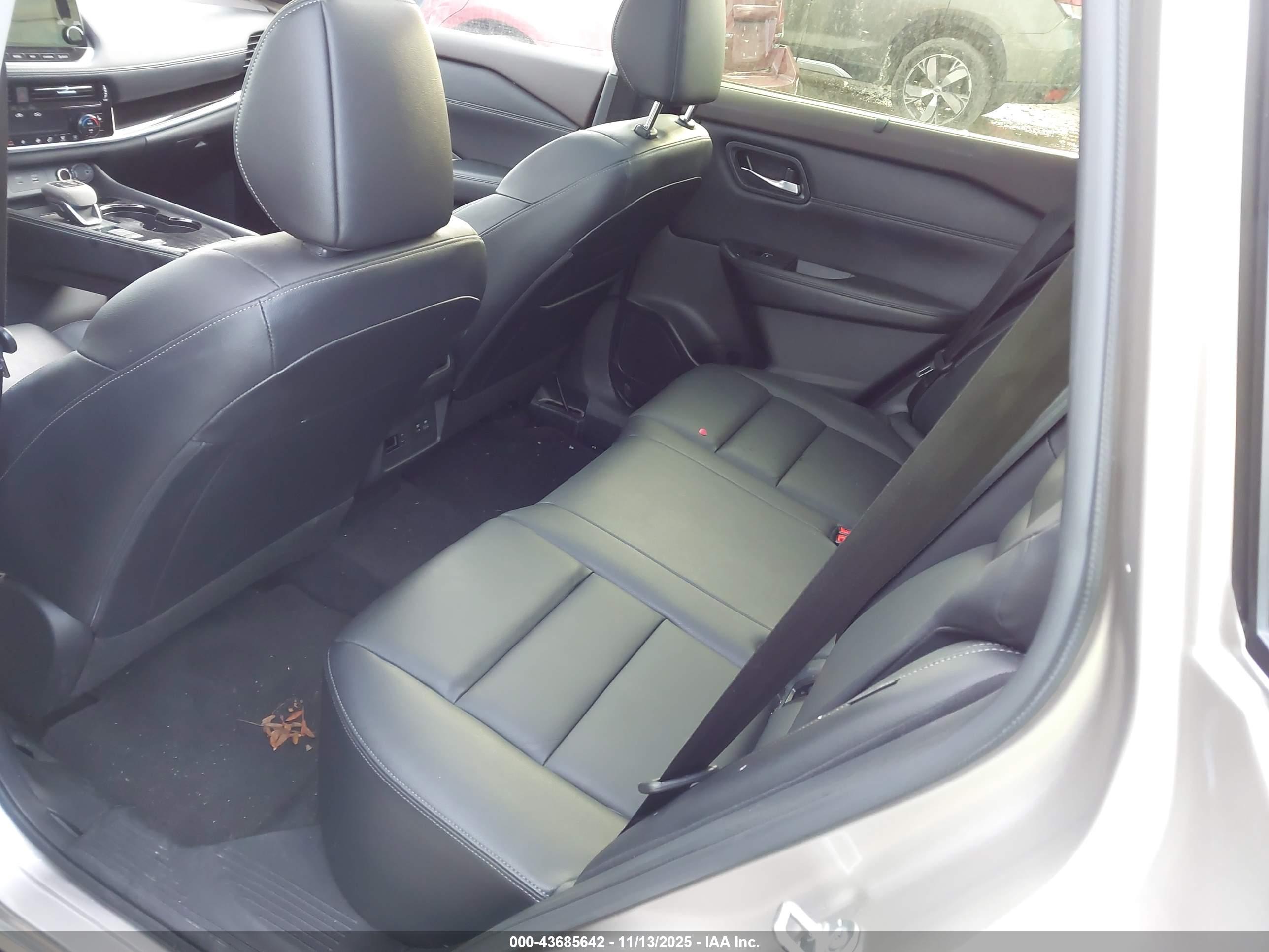 NISSAN ROGUE image 8