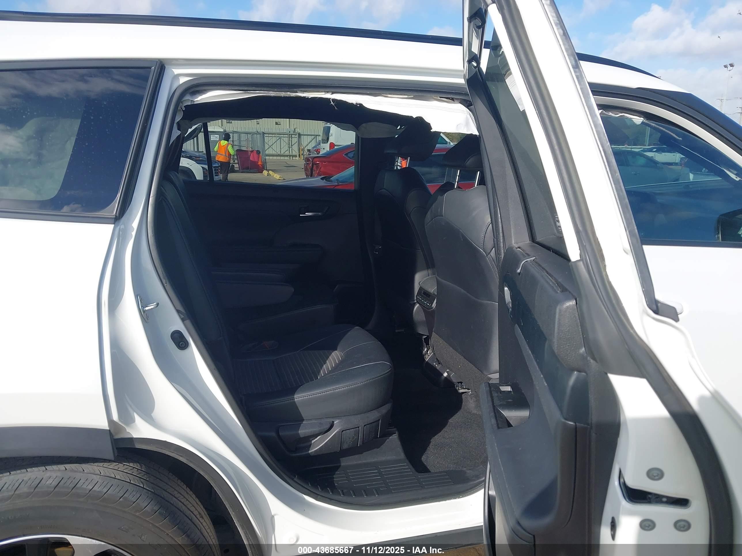 TOYOTA HIGHLANDER image 8