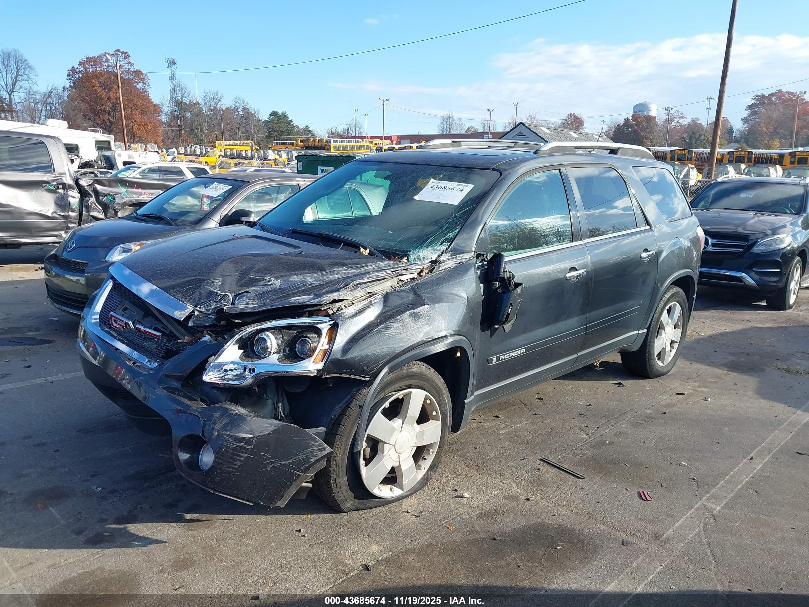GMC ACADIA image 2