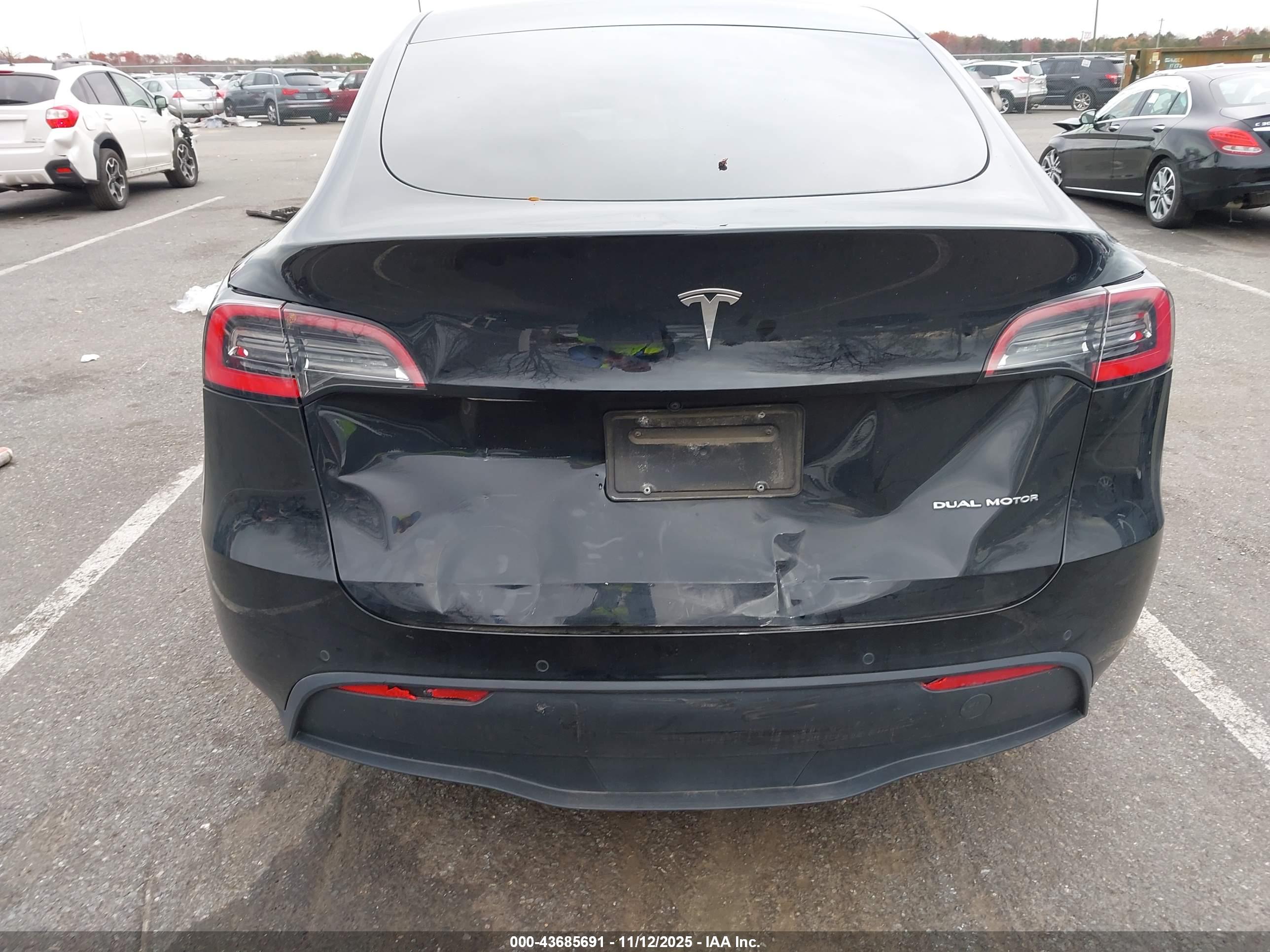 TESLA MODEL image 6
