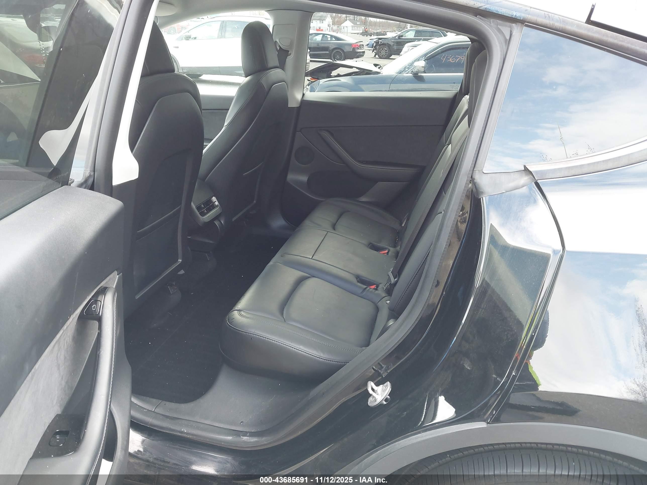 TESLA MODEL image 8