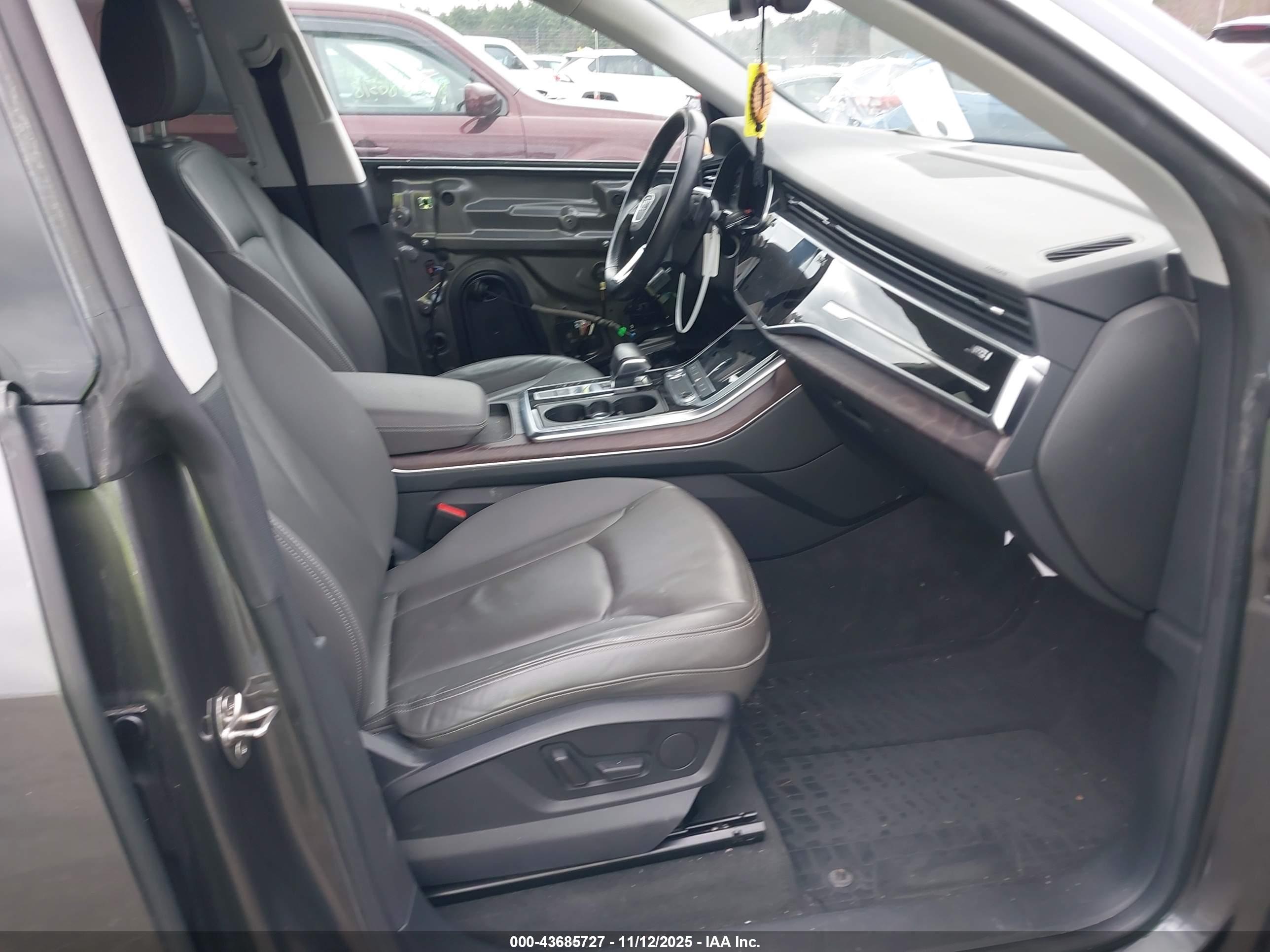 AUDI Q8 image 5