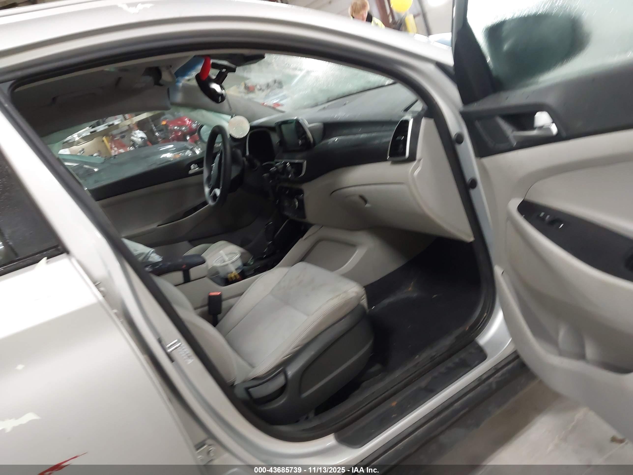 HYUNDAI TUCSON image 5