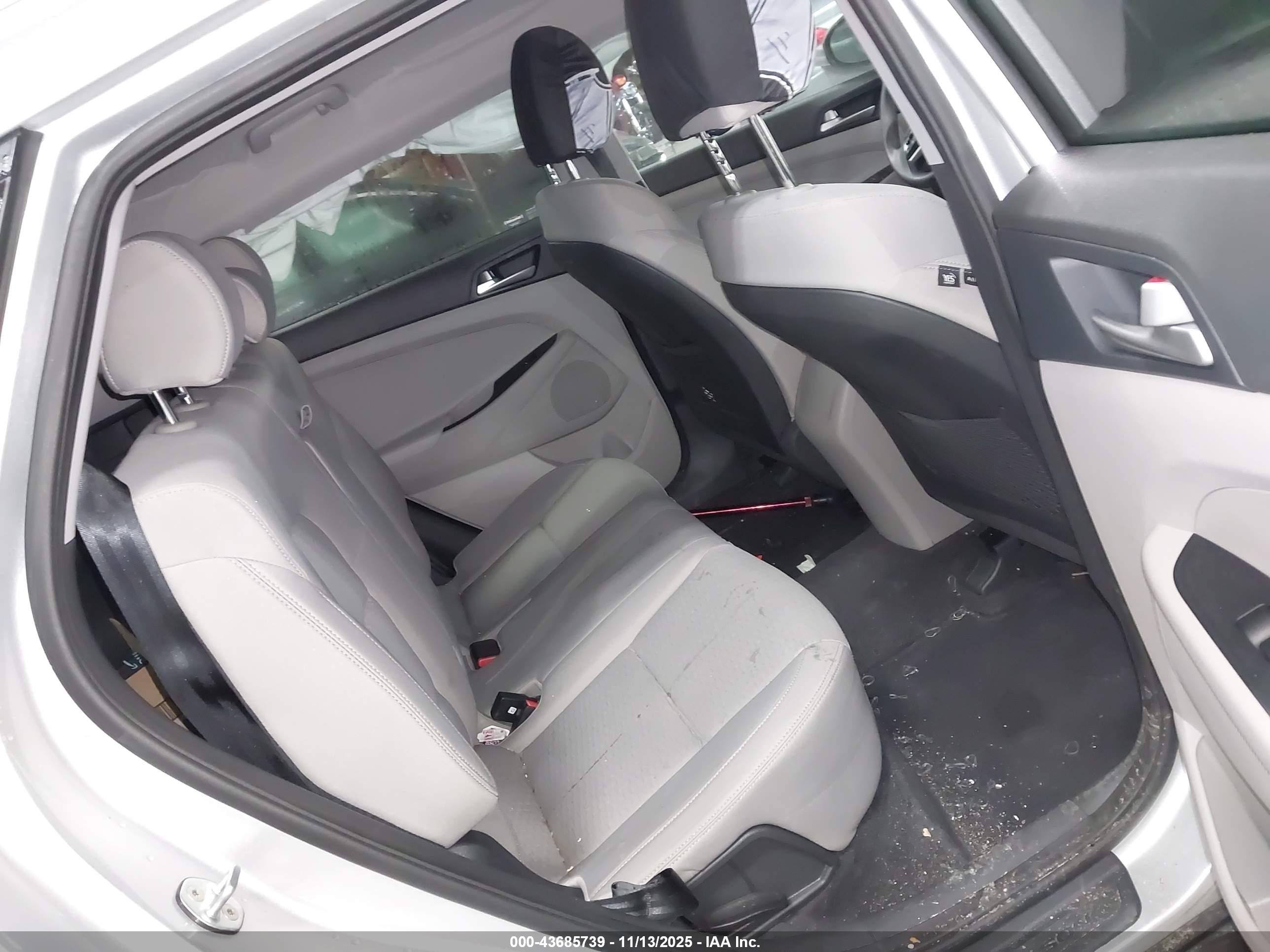 HYUNDAI TUCSON image 8
