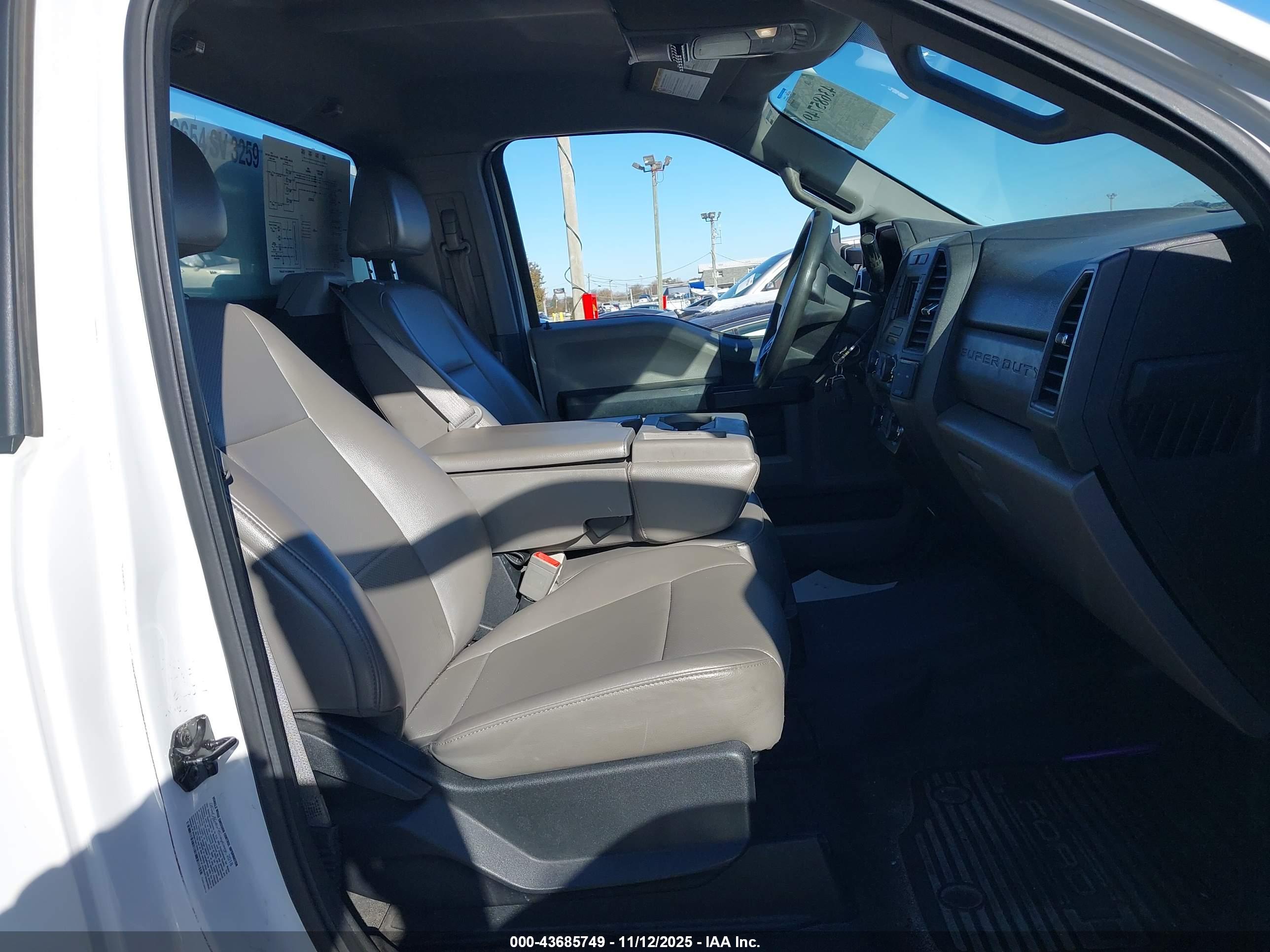 FORD F-550 image 8