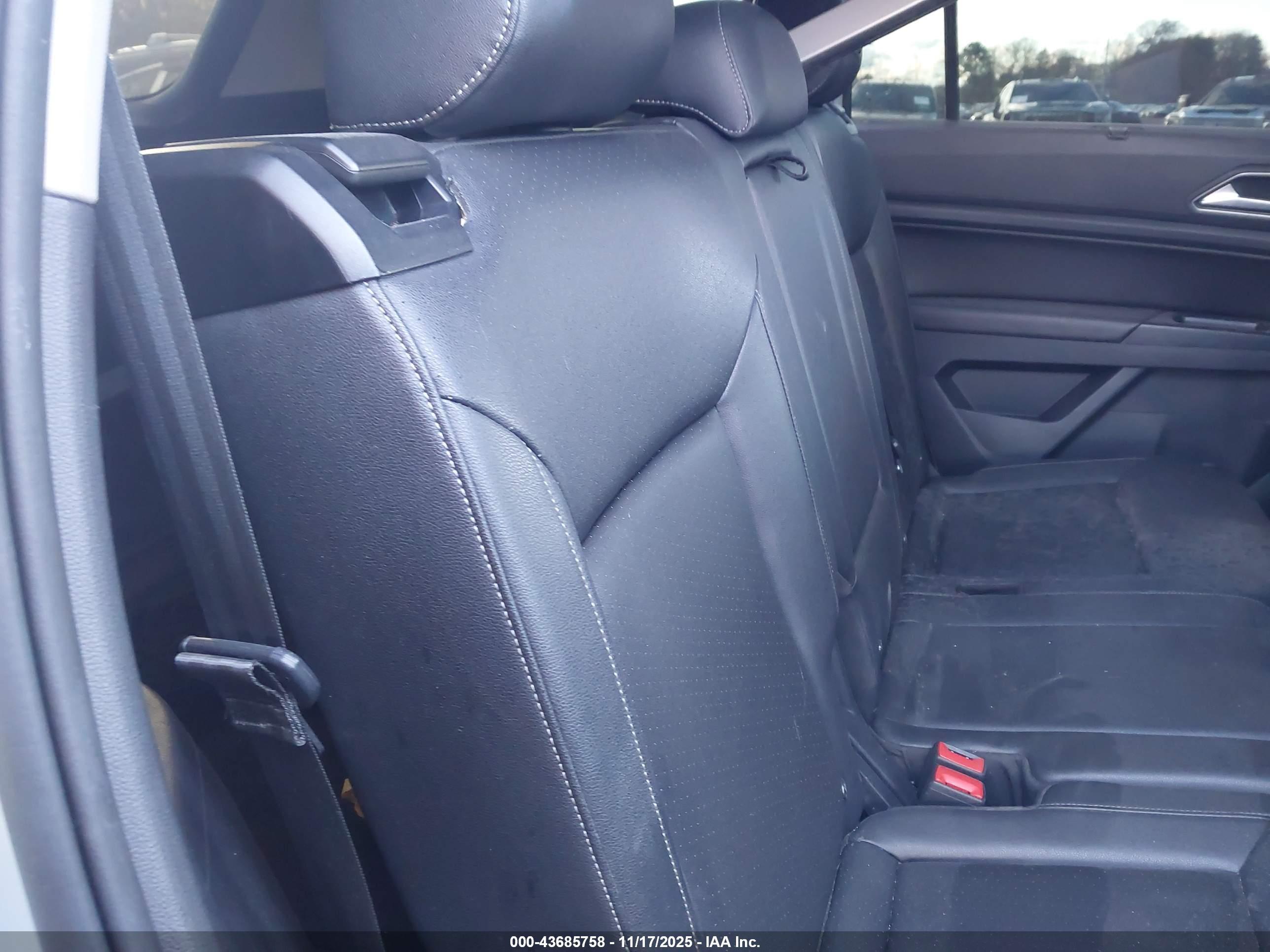 VOLKSWAGEN ATLAS image 8