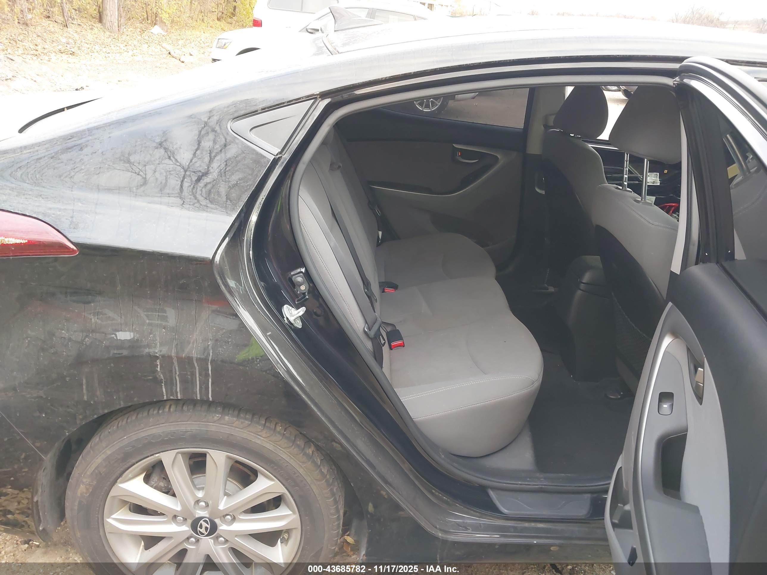 HYUNDAI ELANTRA image 8