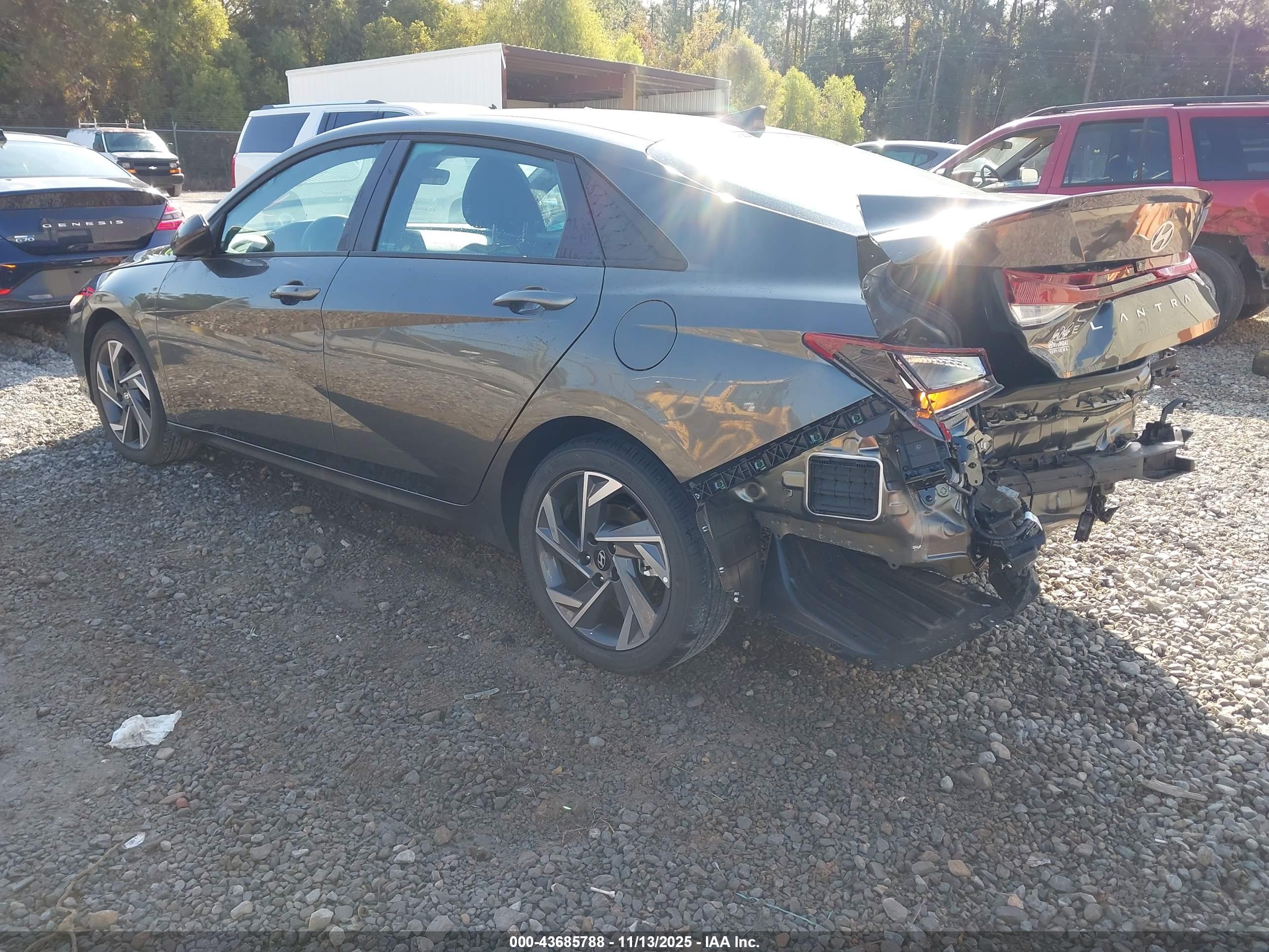 HYUNDAI ELANTRA image 3