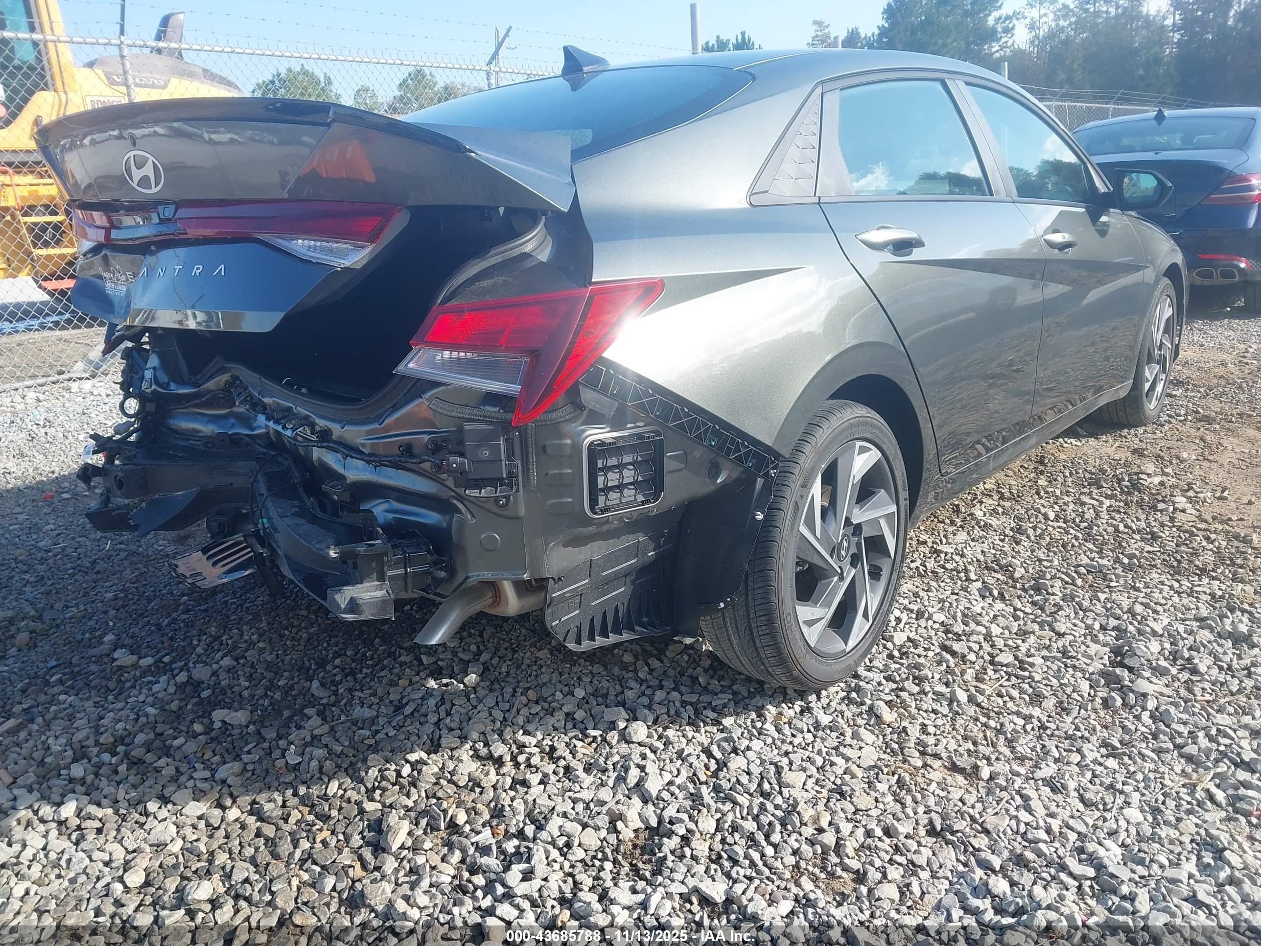 HYUNDAI ELANTRA image 4