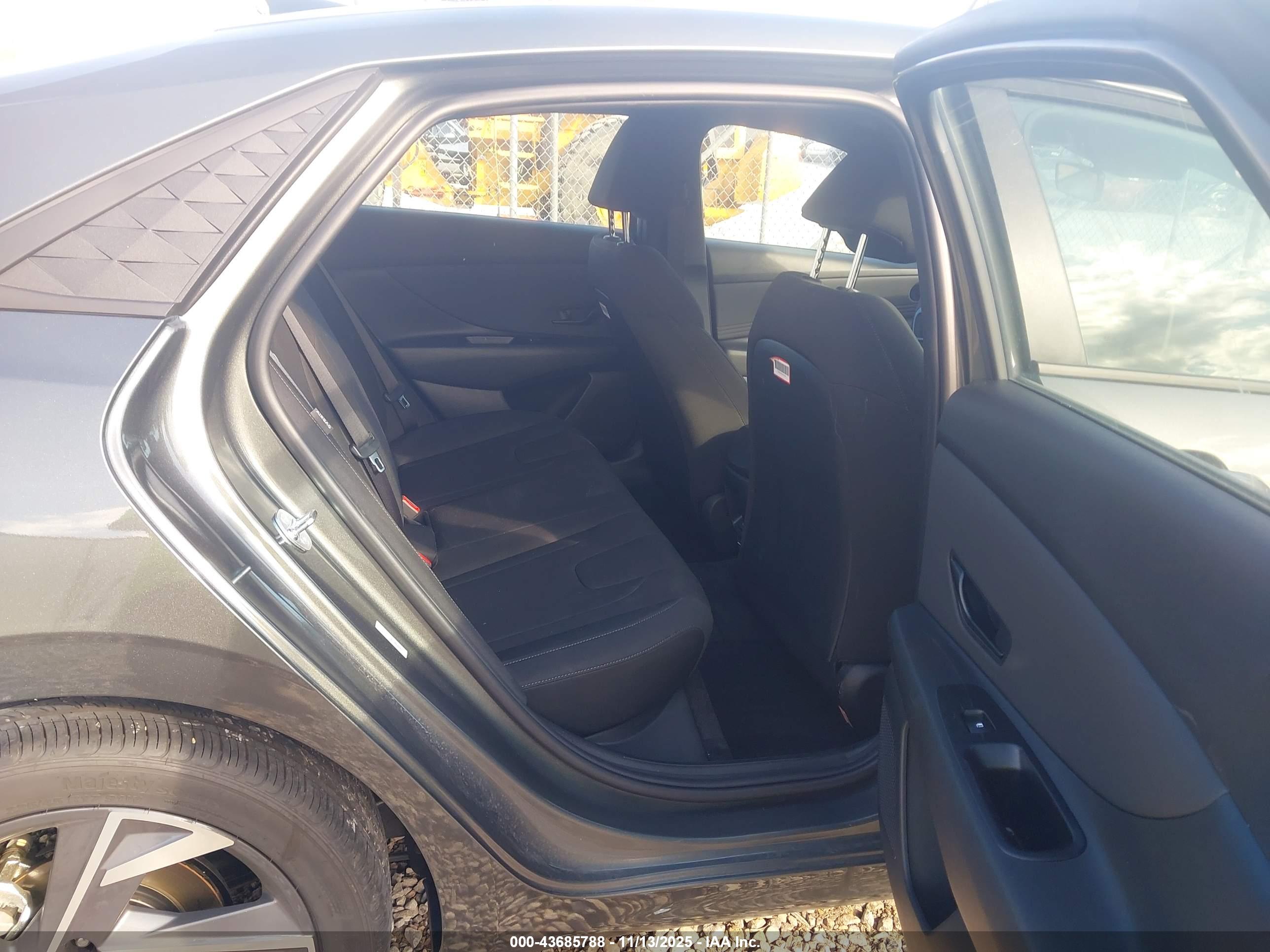 HYUNDAI ELANTRA image 8