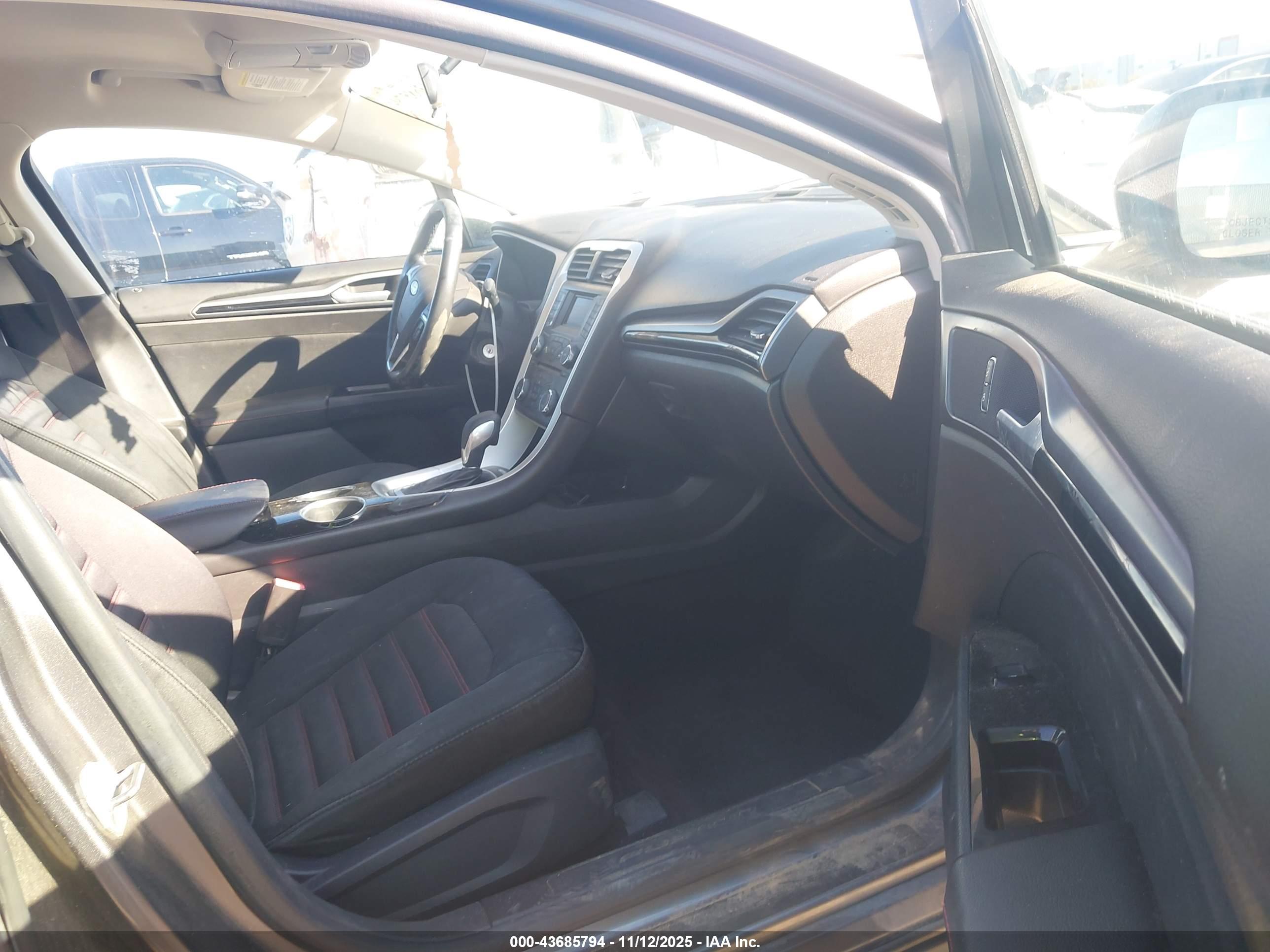 FORD FUSION image 5