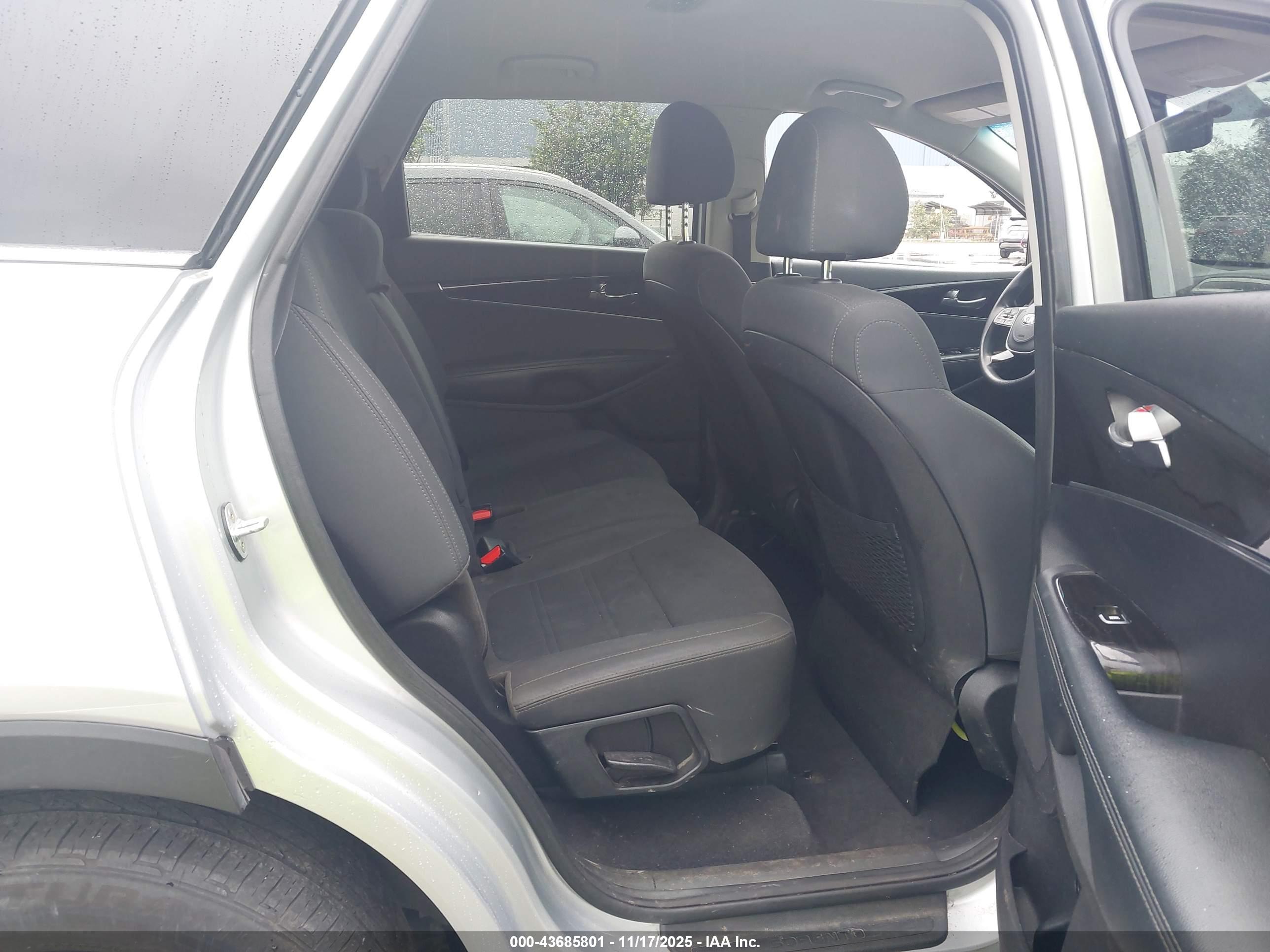 KIA SORENTO image 8