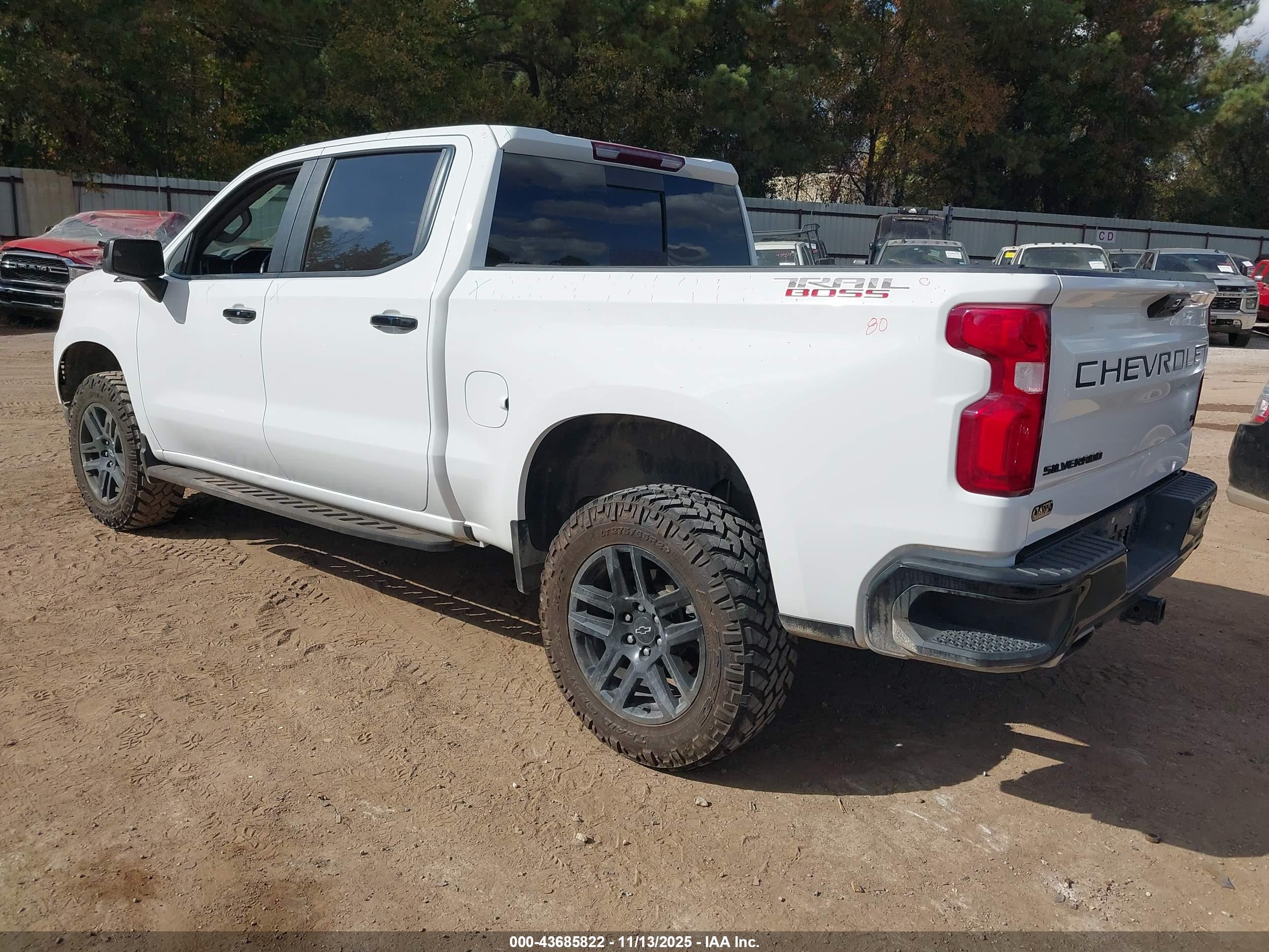 CHEVROLET SILVERADO image 3